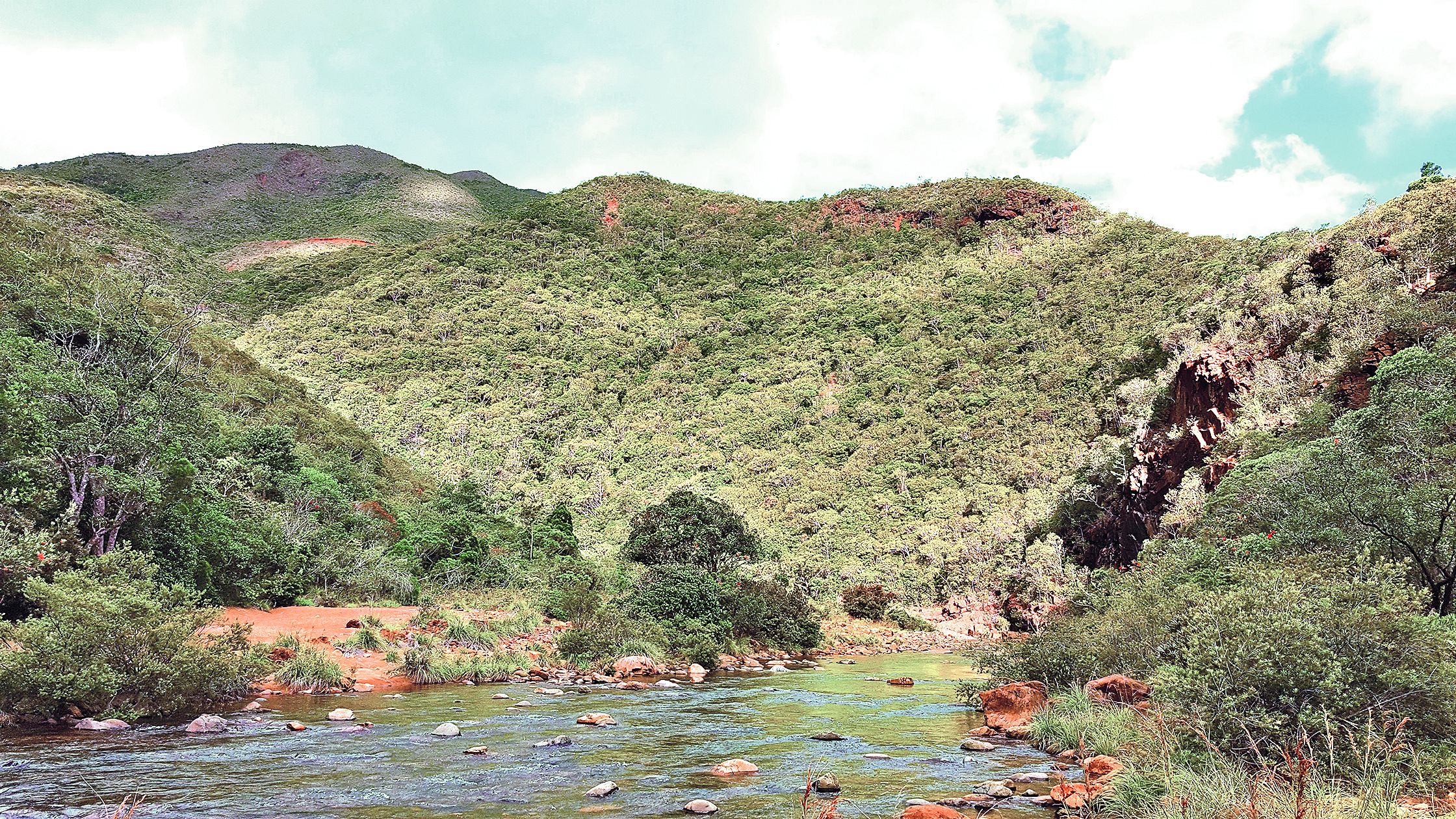 La balade jusqu’au pétroglyphe, un brin sportive, dure entre trente minutes et une heure.  Elle réserve de superbes panoramas sur la Chaîne et offre des trous d’eau encore tranquilles.