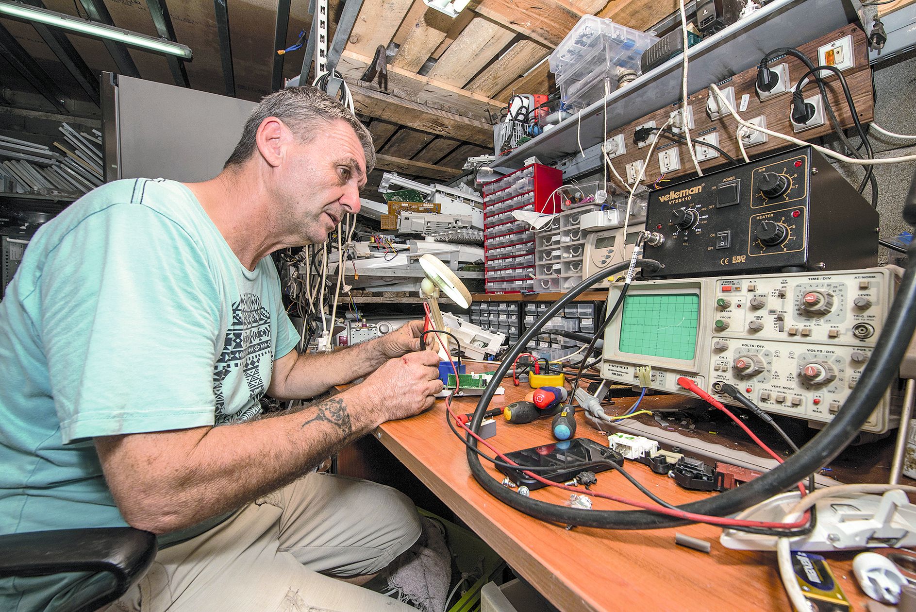 Alain, le père, s’occupe de la technique. Il teste les composants à l’aide d’un oscillateur pour savoir s’ils sont réparables.