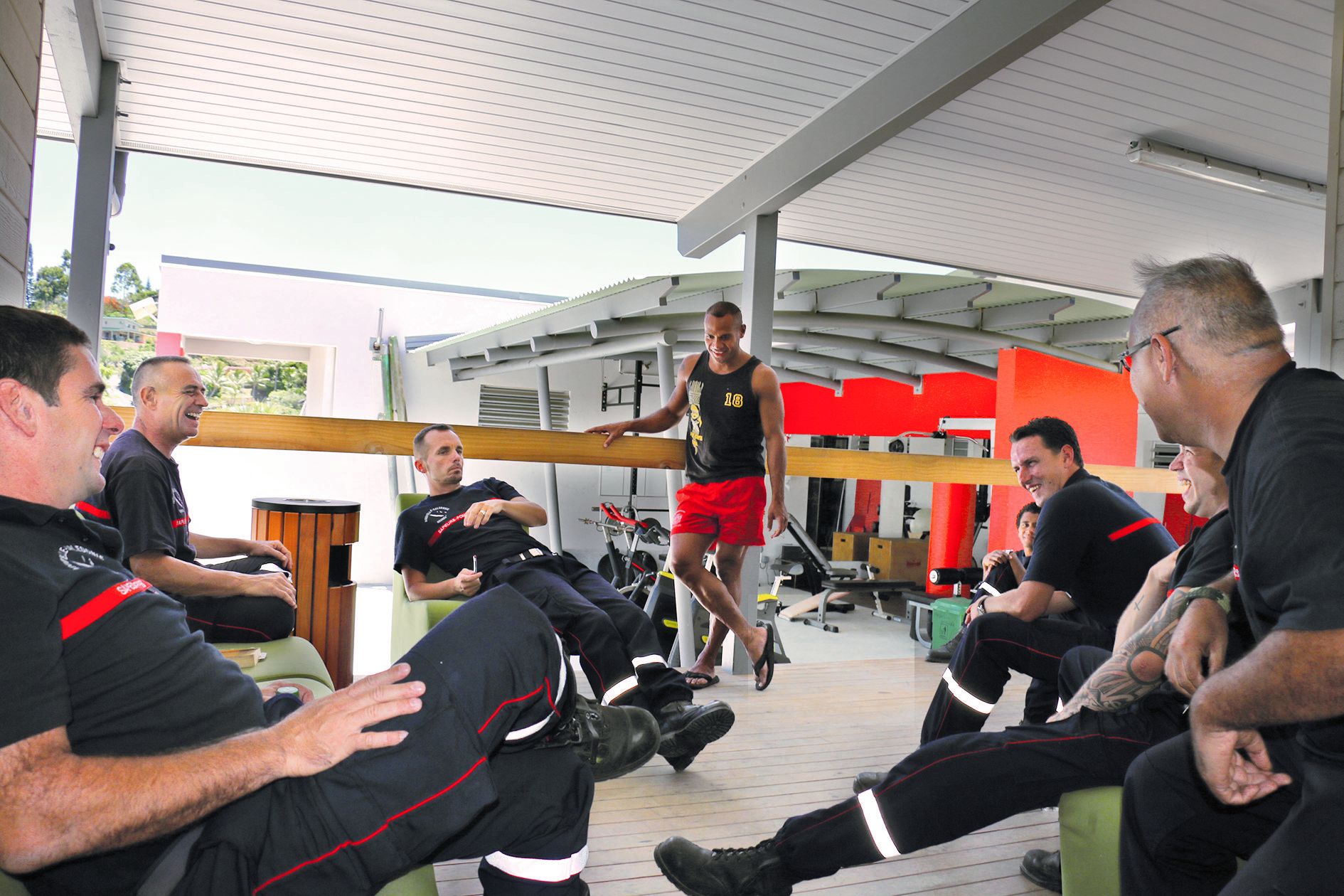 Entre les manœuvres et les urgences, les temps de repos en commun favorisent la cohésion entre les pompiers.