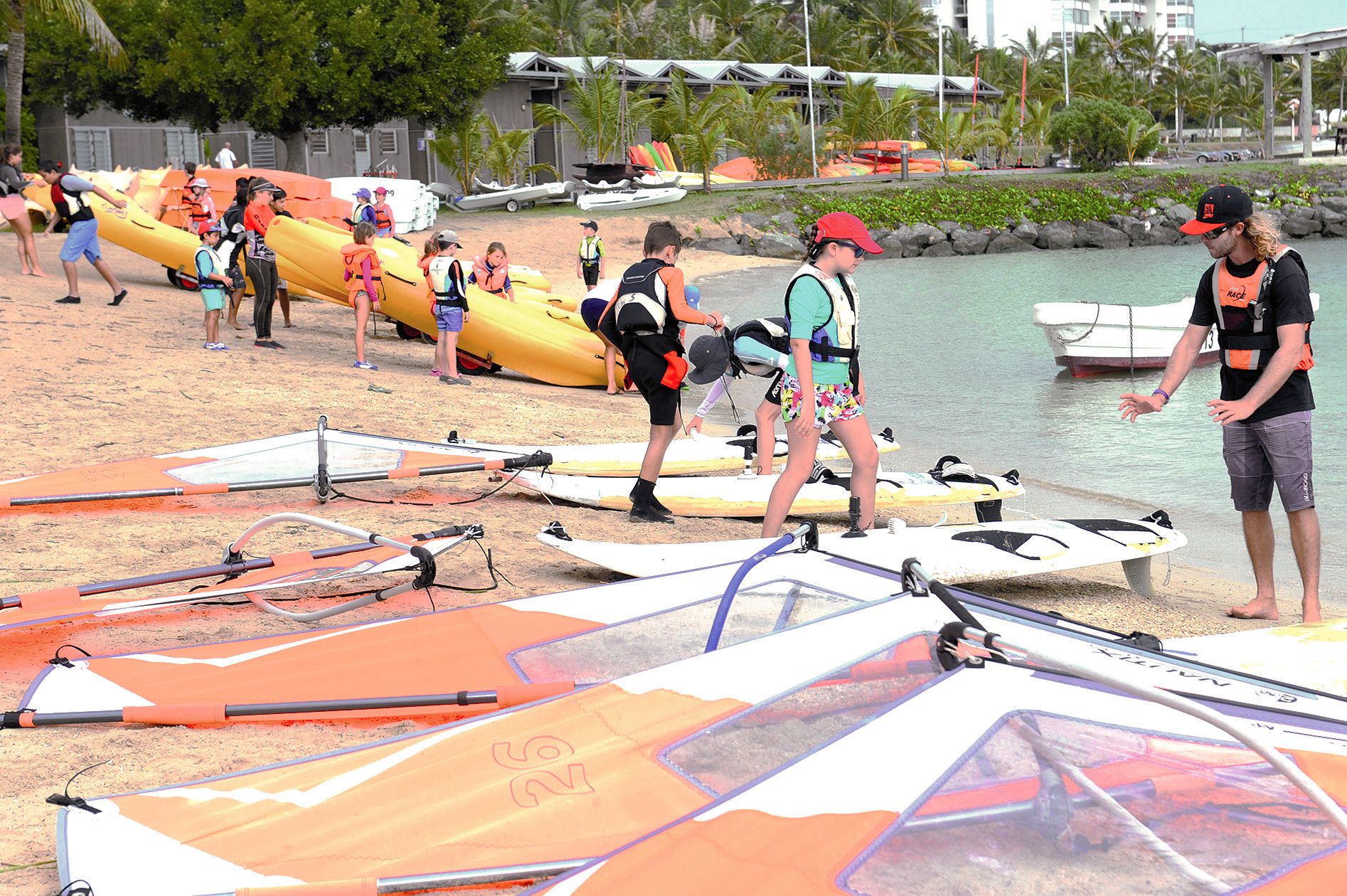 Des centaines d’enfants passent chaque jour les portes du Centre des activités nautiques pendant les huit semaines de stage organisées pendant ces vacances d’été.