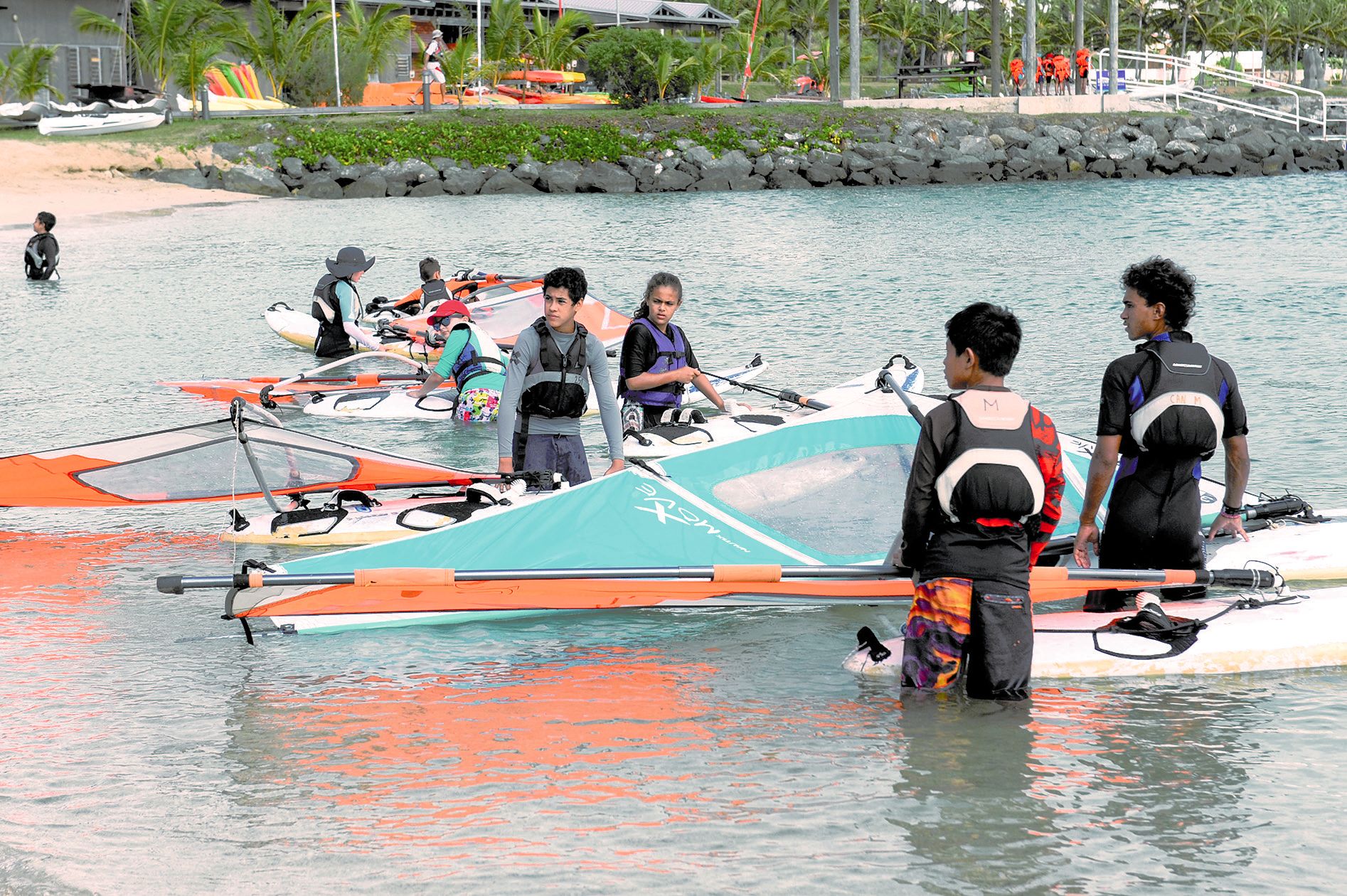 De la planche à voile, du kayak, du Funboat… Les stages peuvent être centrés sur une  activité ou permettre de découvrir les nombreux supports développés au fil des années.