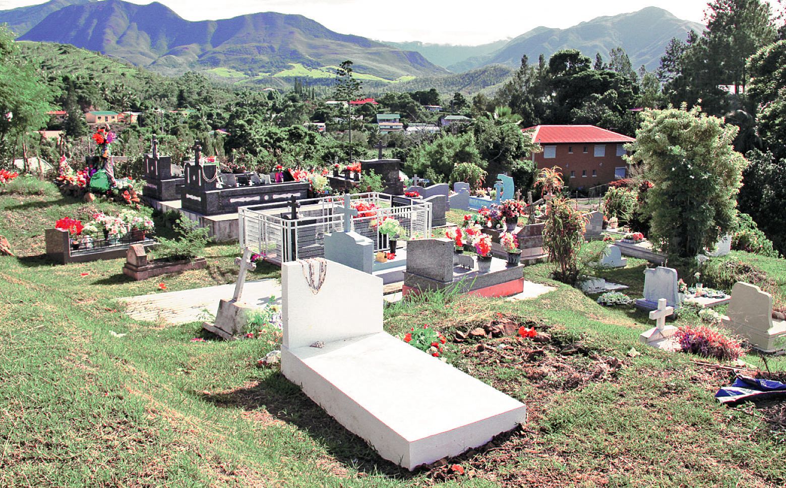 Les travaux commencent au cimetière. La mairie estime les décès annuels à 600, les naissances à 2 500.