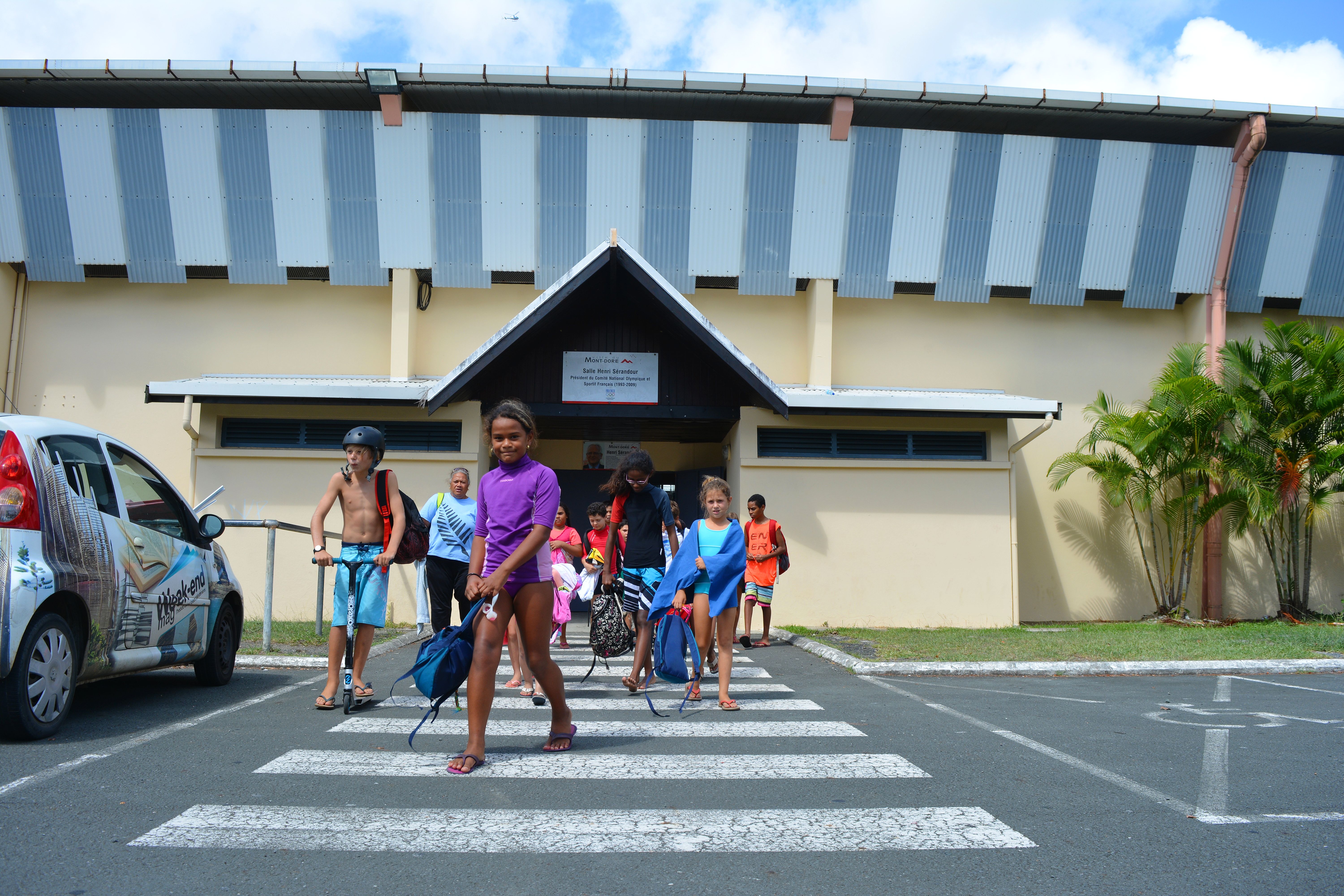 Faute de plage, les enfants des Piroguiers bloqués  à Boulari se consolent avec la piscine municipale.