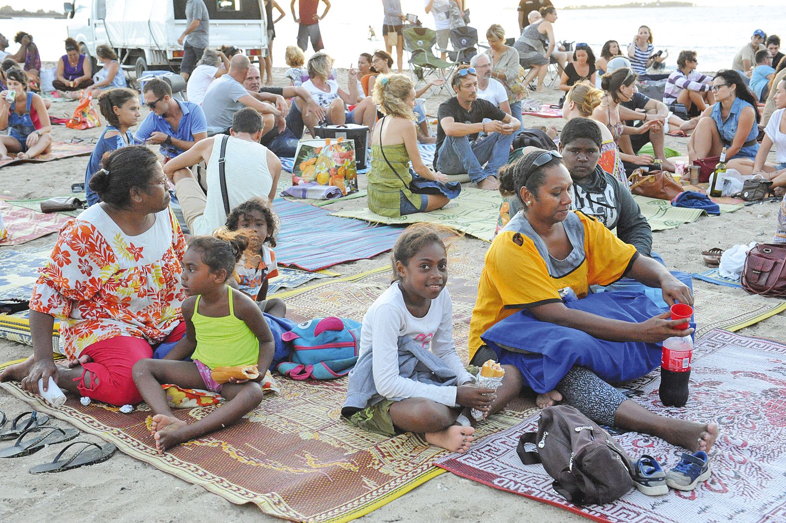 Installés sur des nattes, des serviettes ou même des coussins gonflables, les spectateurs avaient prévu rafraîchissements et en-cas, vendredi soir.