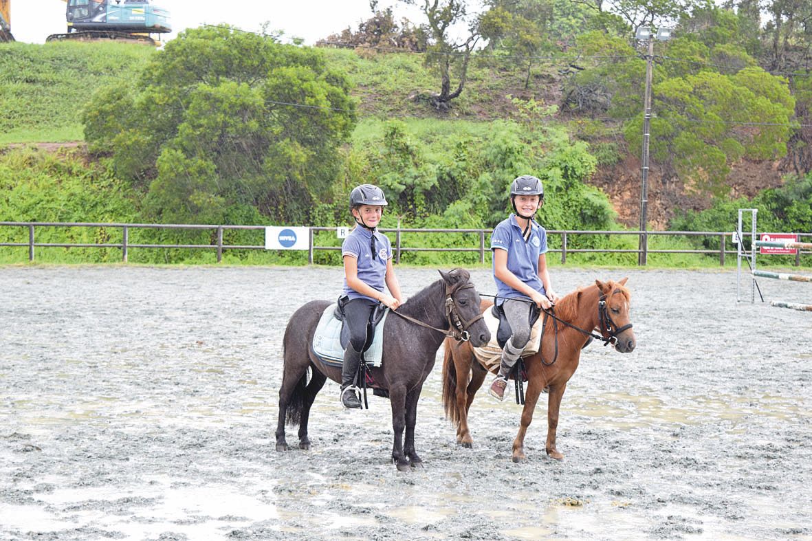 Hier, les petits passionnés n’ont pas hésité à braver la pluie pour monter à cheval ou sur un poney. A chacun sa monture.