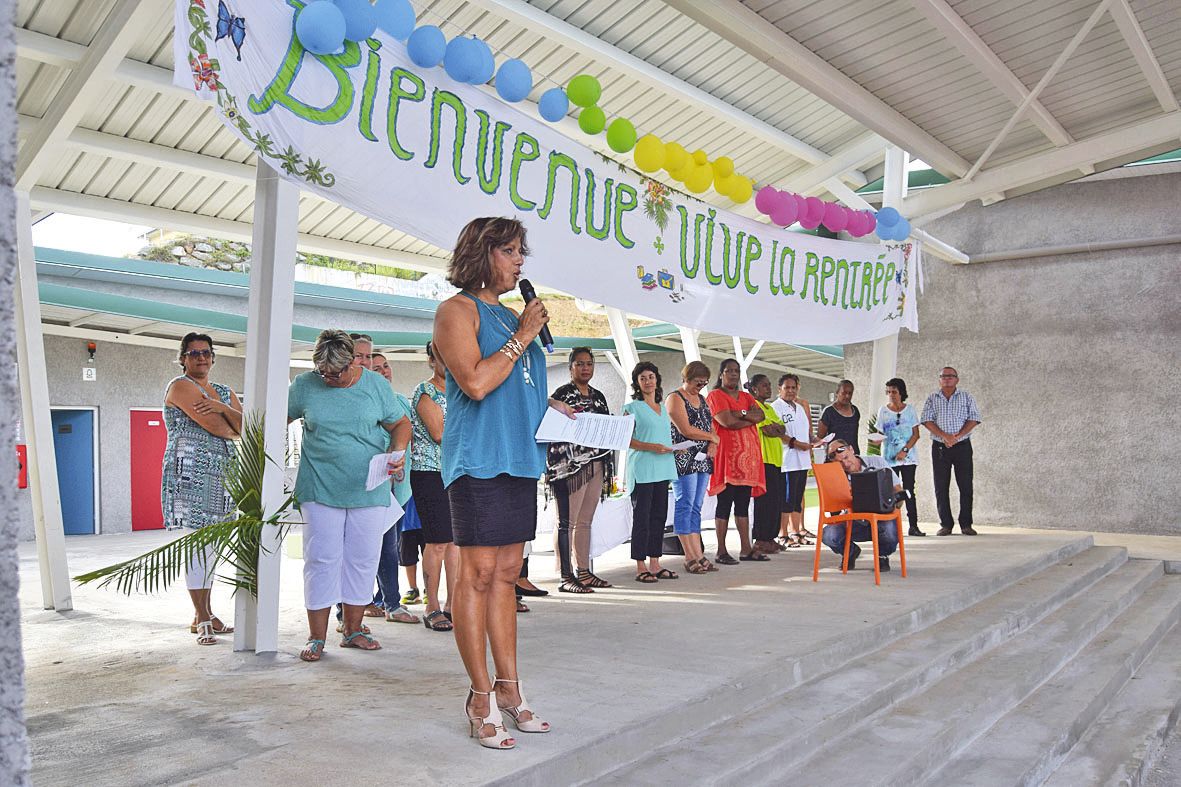 Au micro, la directrice Marielka Launay a souhaité la bienvenue aux élèves. La rentrée s’est déroulée en présence des enseignants, de Karen Cazeau, la directrice de la Ddec, mais également du premier adjoint au maire, Daniel Blaise.