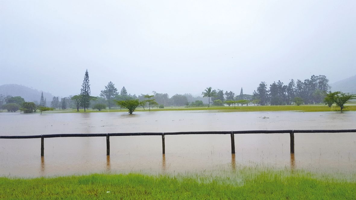 Jeudi, en début d’après-midi, peu avant la fermeture de la route au niveau du Calvaire,  le golf était déjà presque entièrement sous les eaux.