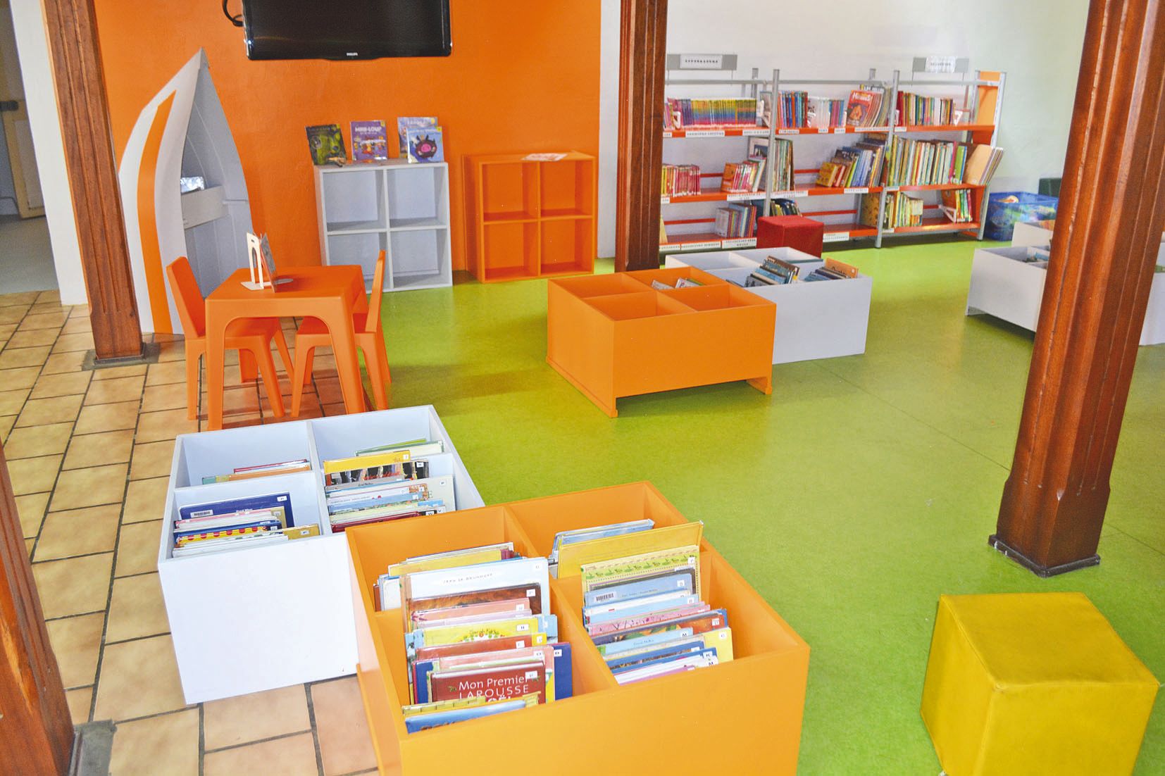 L’espace enfants a été repensé et adapté à leur morphologie avec de petites tables et des chaises à leur taille.