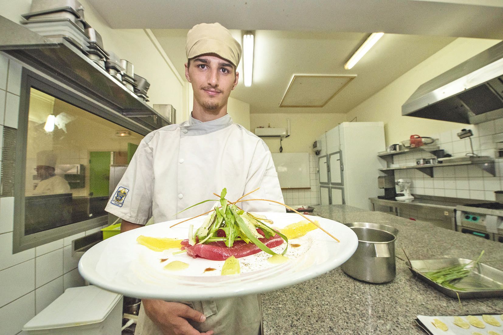 Hier, l’entrée était un carpaccio de thon rouge mariné aux agrumes, condiment citron fenouil et herbes folles.