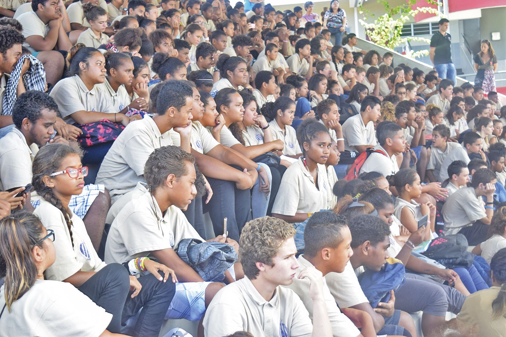 Malgré l’attente, quelques centaines d’élèves étaient rassemblés sous le préau du collège. Les collégiens sont restés plutôt sages et attentifs pendant les nombreux discours.