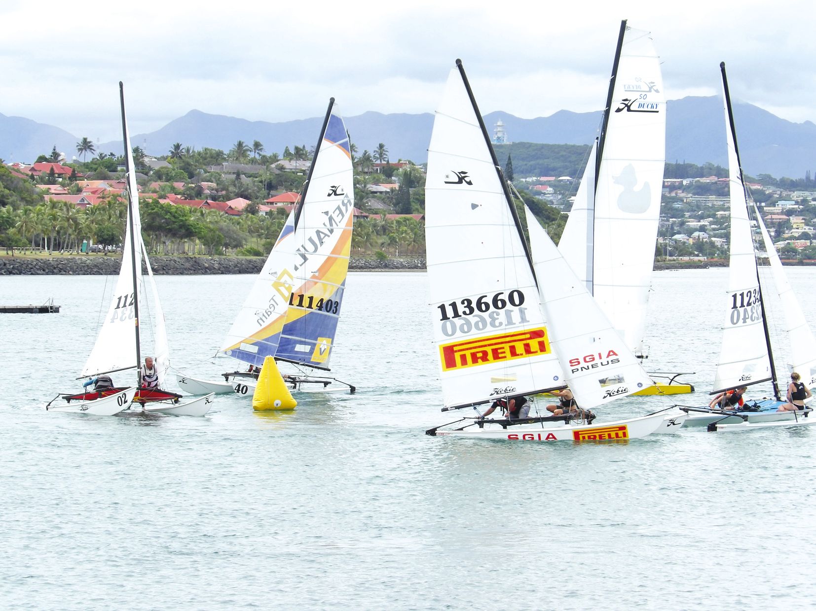 Côte-Blanche. Effervescence, samedi après-midi, au Catamaran club de Nouméa (CCN). Plus de soixante concurrents, soit trente-deux embarcations, se sont élancés, dès 13 h 30, pour célébrer les 40 ans du CCN. Deux régates funny races, hors compétition, étai