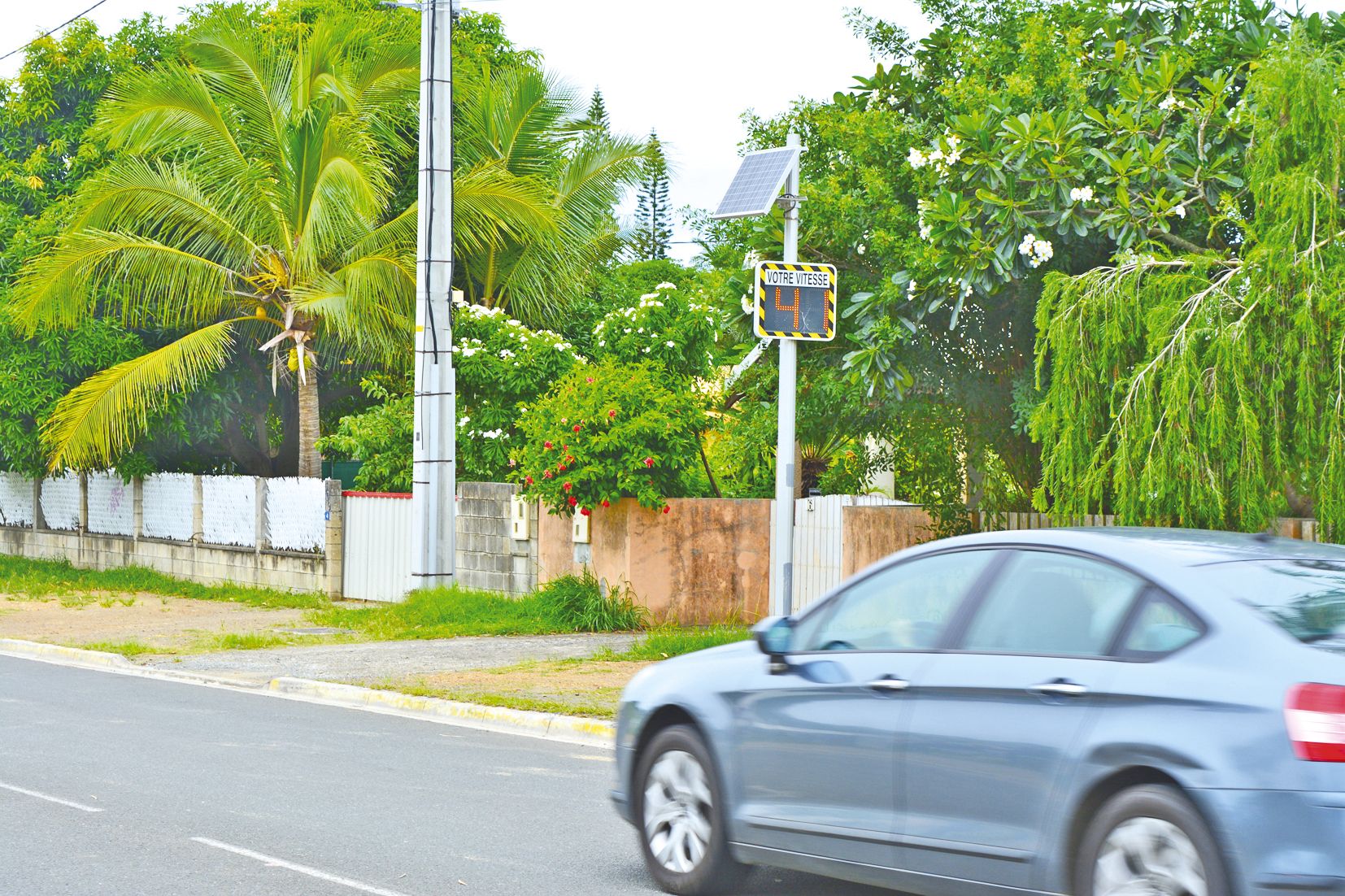 L’unique radar pédagogique de la ville est situé près d’uneintersection, sur l’avenue Antoine-Becquerel. 