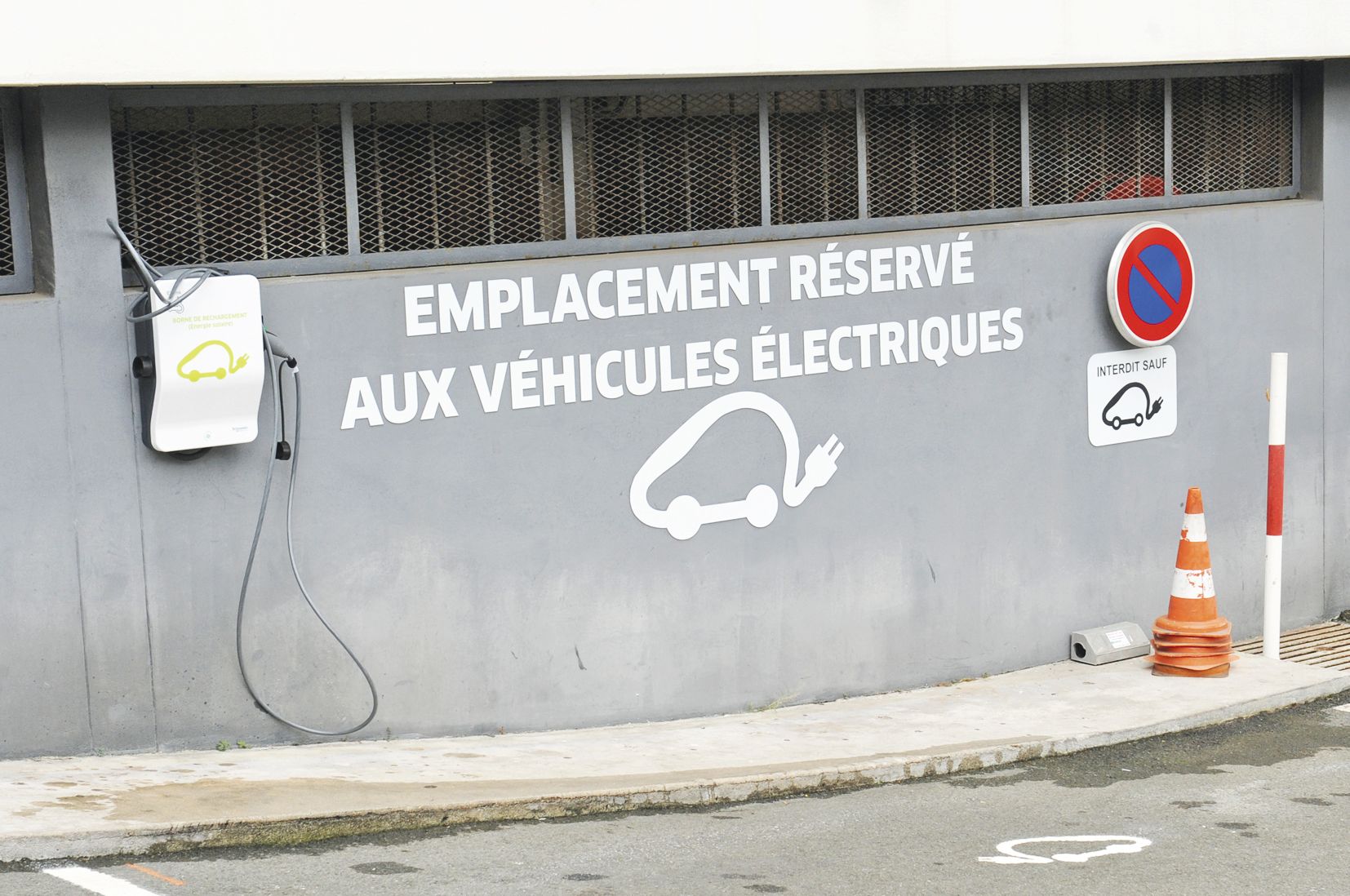 Une borne de rechargement et la signalétique réglementaire ont été posées cette semaine devant l’hôtel de ville.