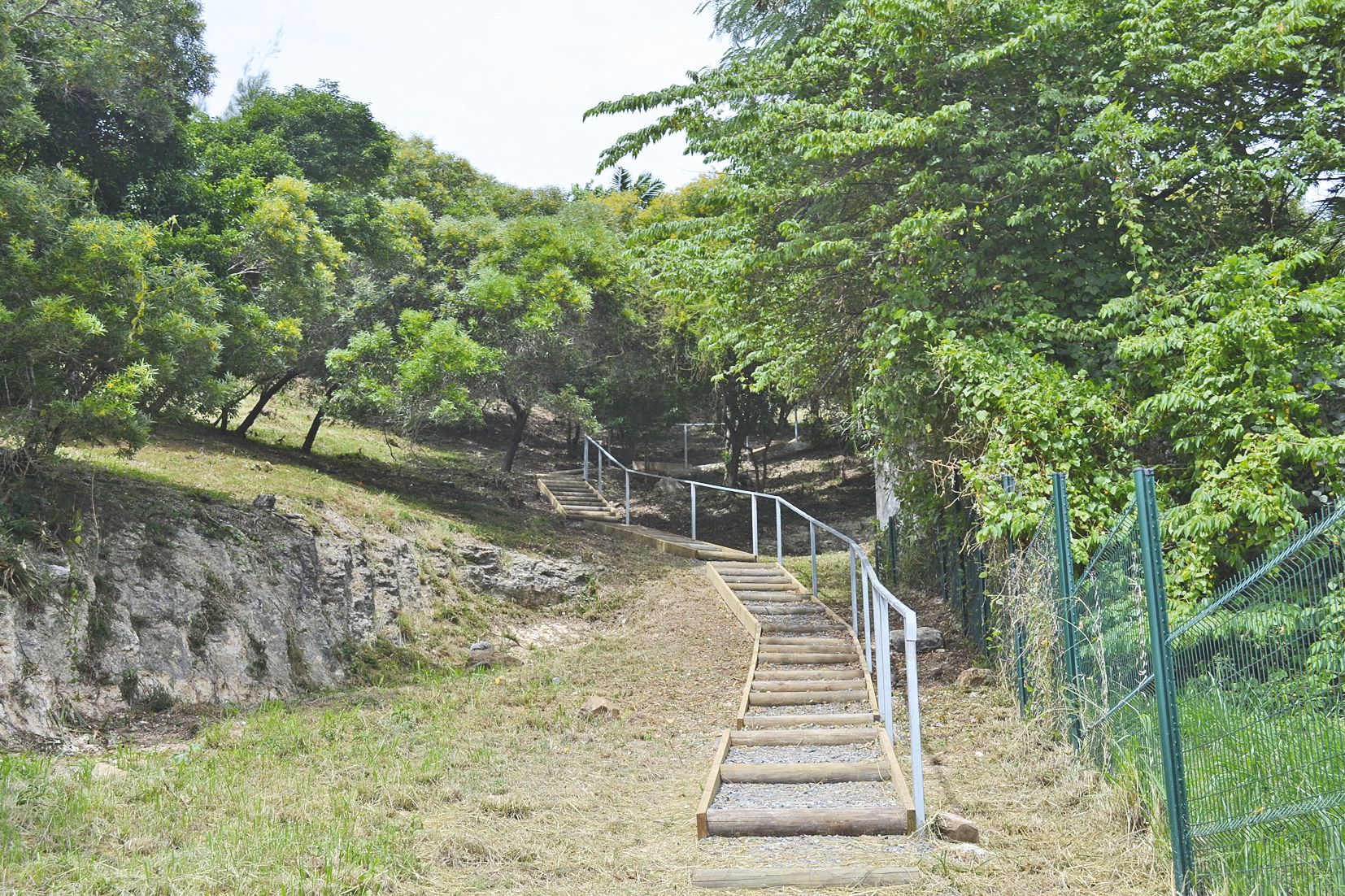 Le sentier pédestre aménagé mène de la maison commune de Tuband à la rue Kauma.