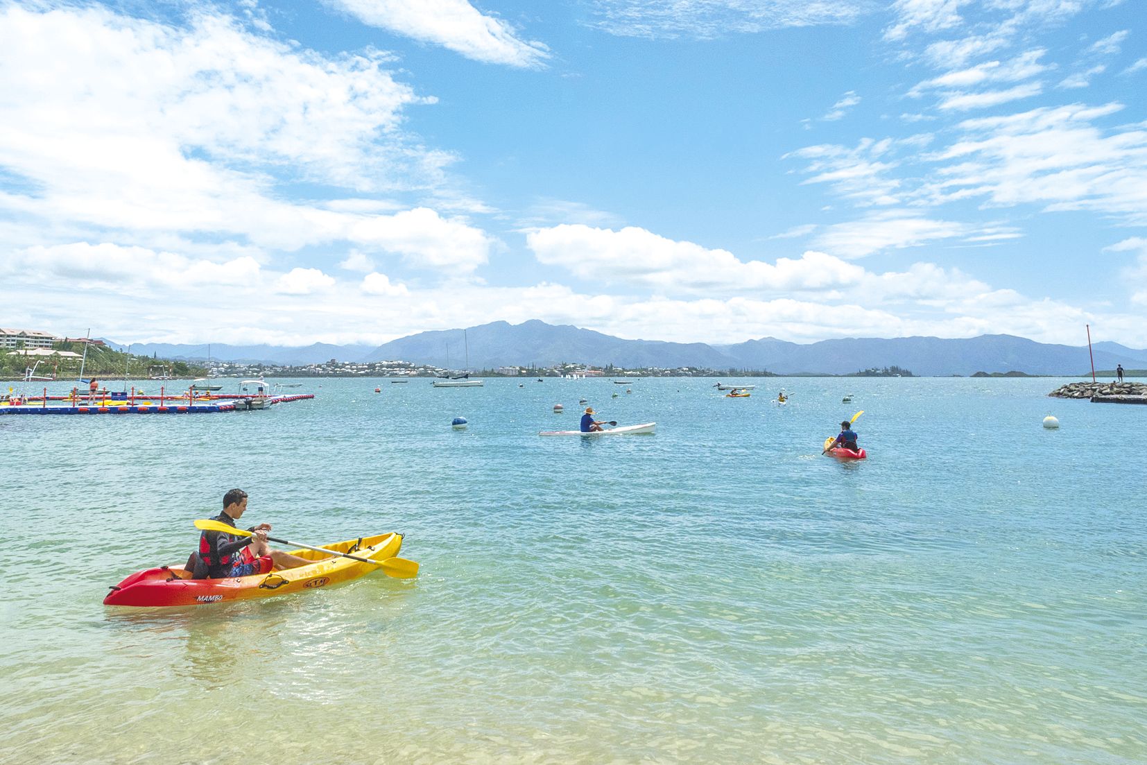 La cinquantaine de participants ont profité d’une journée ensoleillée, samedi. Ceux qui sont intéressés par le kayak et les activités qui y sont liées peuvent s’inscrire au club, pour un tarif annuel de 15 000 francs. Le matériel est mis à disposition. Re