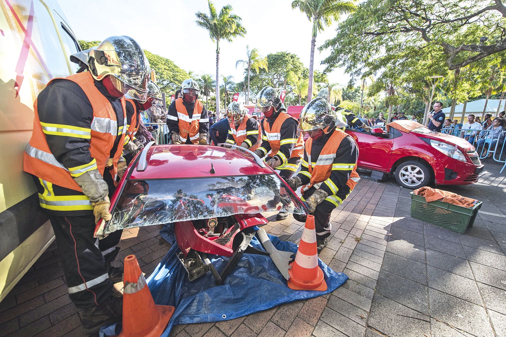 La démonstration la plus impressionnante restait le « dépavillonnage », c’est-à-dire la découpe d’un véhicule accidenté pour désincarcérer le passager. Effectuée hier en temps réel par des pompiers stagiaires, cette manœuvre a captivé le public. Ils ont c