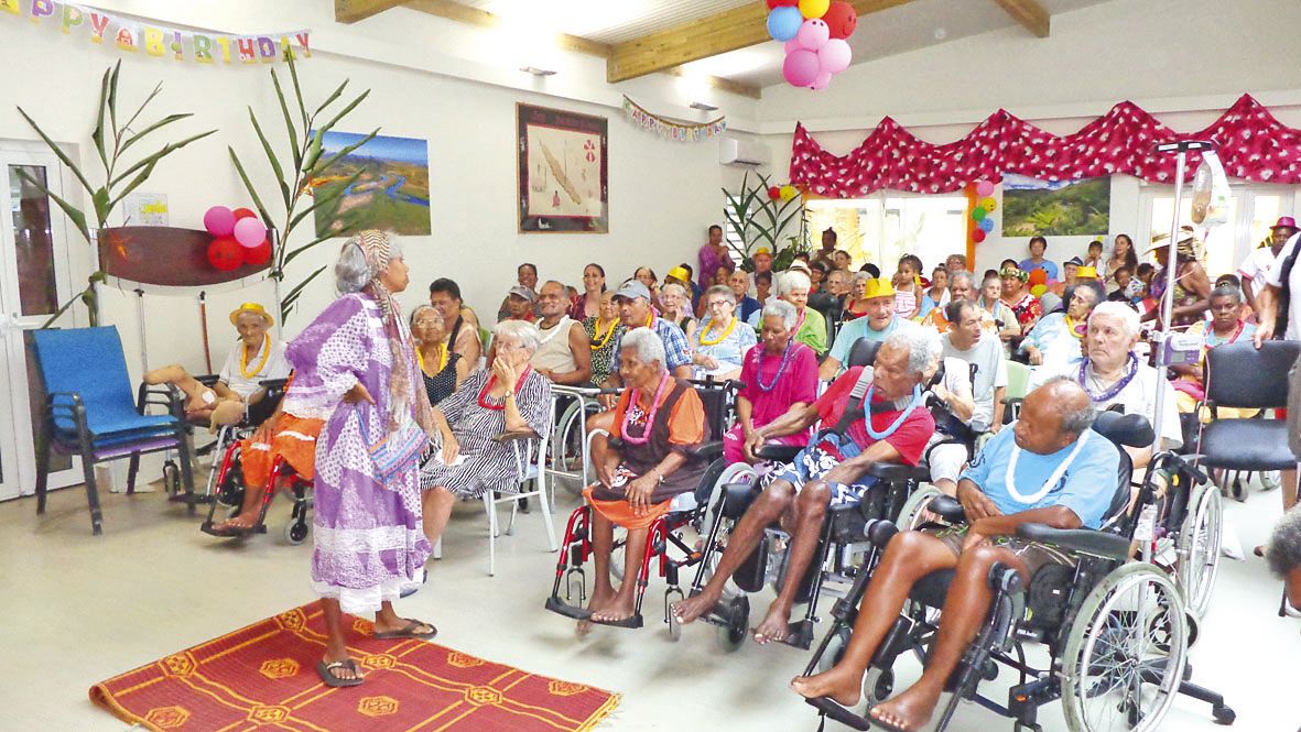 Les résidents des Barbadines ont reçu la visite de Maïté Siwene, la comédienne, qui est venue présenter son spectacle Wanamat’show. Elle a reçu un accueil chaleureux et Olivia, l’animatrice de la résidence, lui a présenté les seniors.