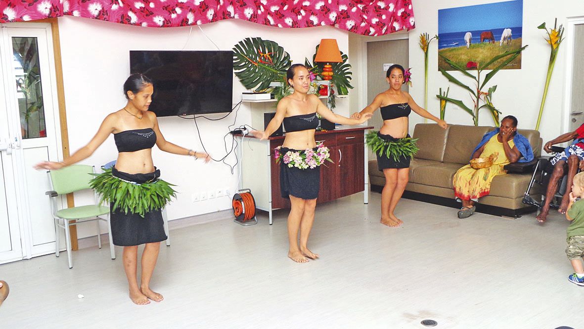 Poheau, Lovaina et Poematea, les enfants d’une des infirmières de la résidence ont  présenté un spectacle de danses tahitiennes. Très apprécié, il a ravivé de nombreux  souvenirs chez certains pensionnaires.