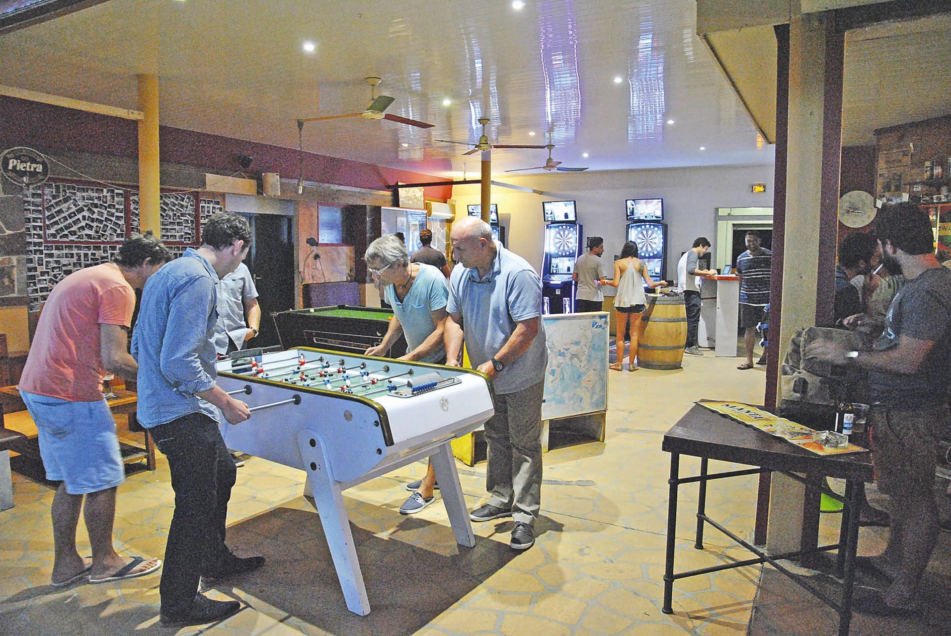 Outre jeux ludiques, fléchettes, billard et baby-foot, le Fronton accueille également des réunions associatives.