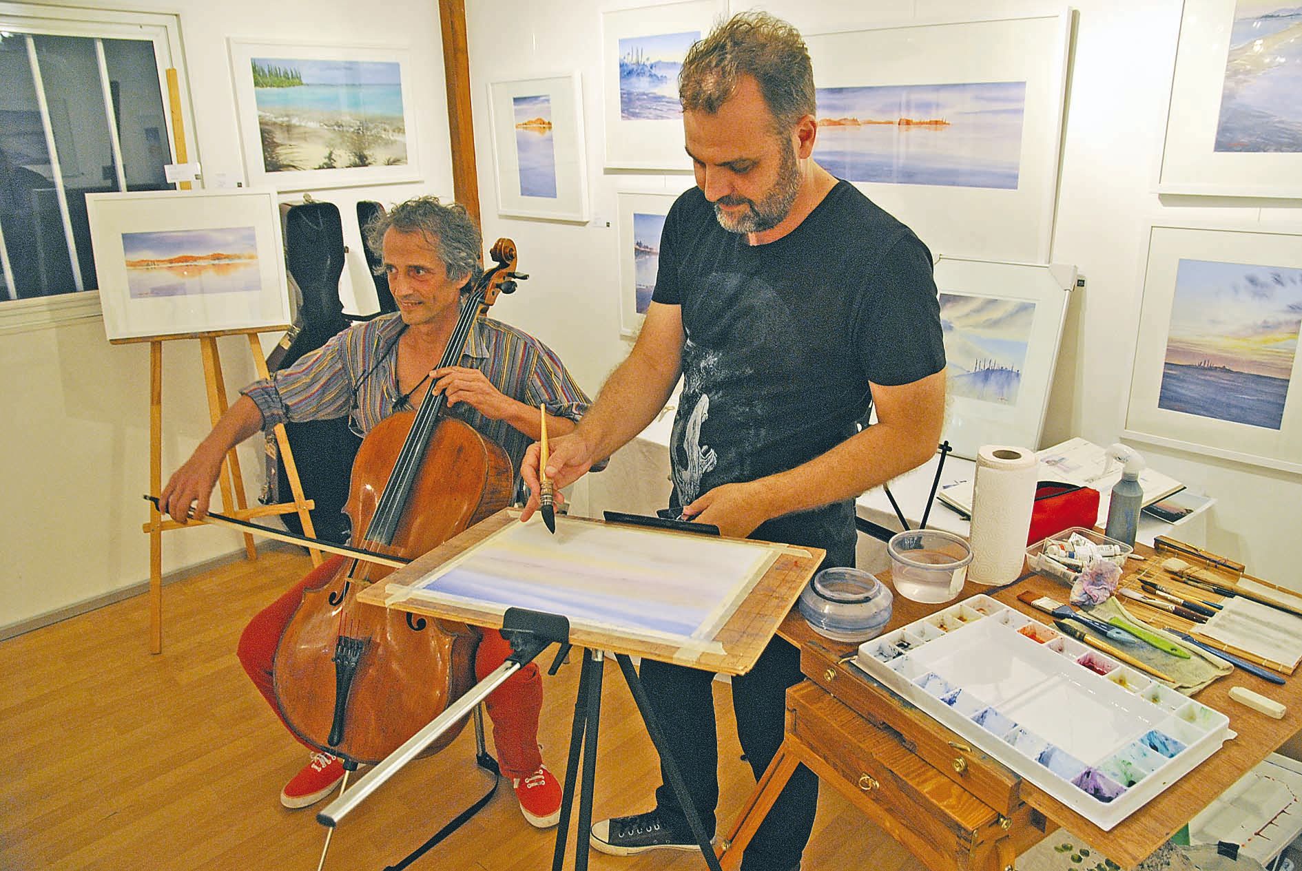 Faubourg-Blanchot. Performance nocturne accompagnée du violoncelliste Mathieu Monneret, pour le peintre Nicolas Cadic, en début de soirée. L’artiste a réalisé une aquarelle dans le cadre de l’exposition D’un rivage à l’autre, visible encore une semaine à 