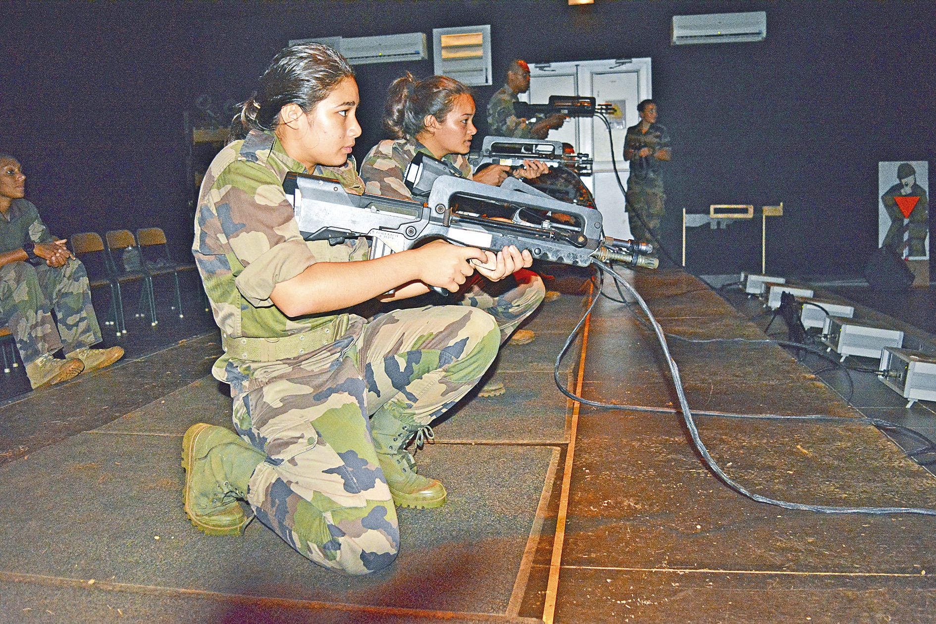 Premier contact avec une arme pour certains dans le simulateur de tir aux armes légères.  Les jeunes y ont notamment appris les bases du montage, de la manipulation et du tir sur cible.