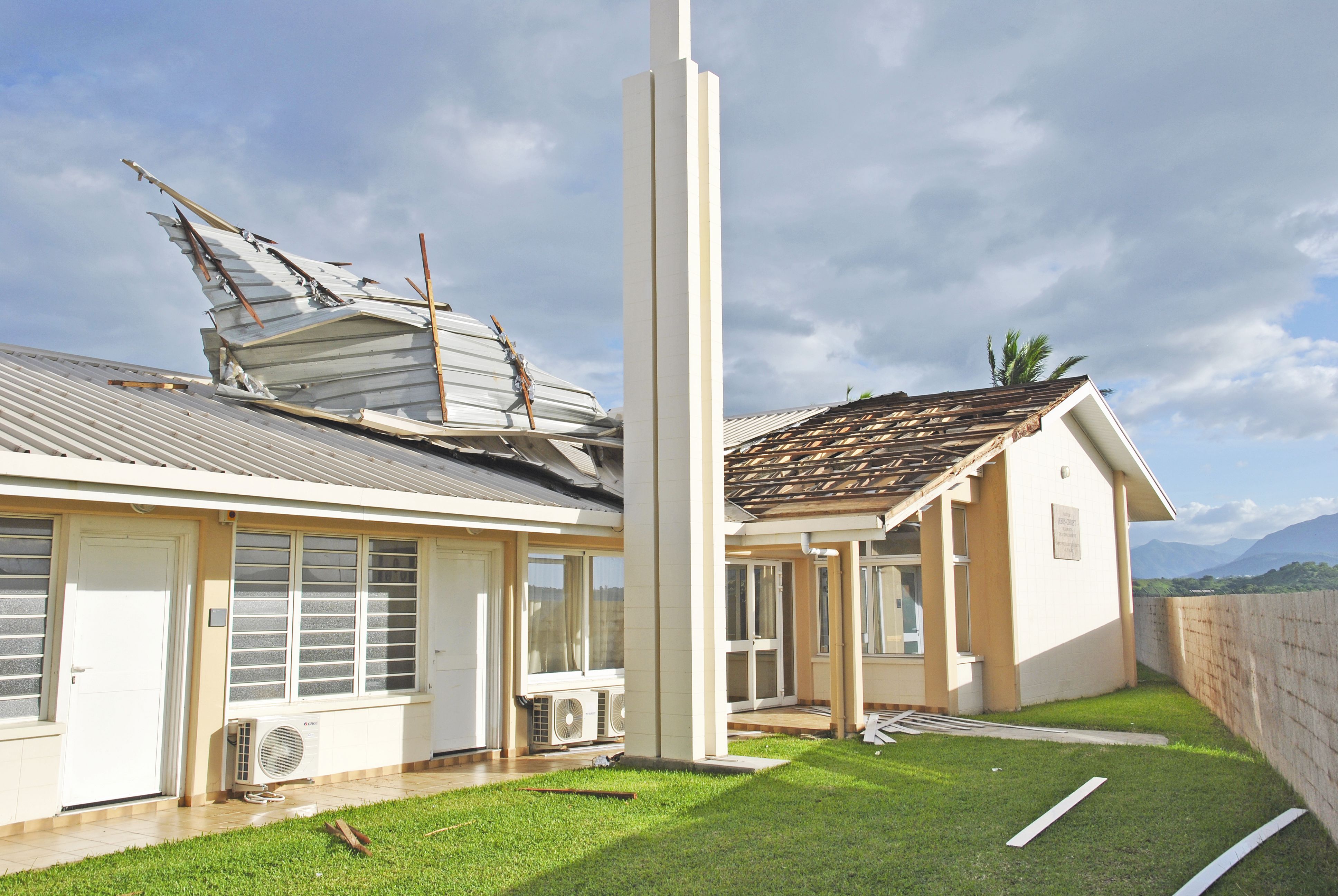 Le toit de l’église de Jésus-Christ des Saints des Derniers Jours, qui se trouve à Magenta, en face de l’aérodrome, n’a pas résisté au passage du cyclone Cook.