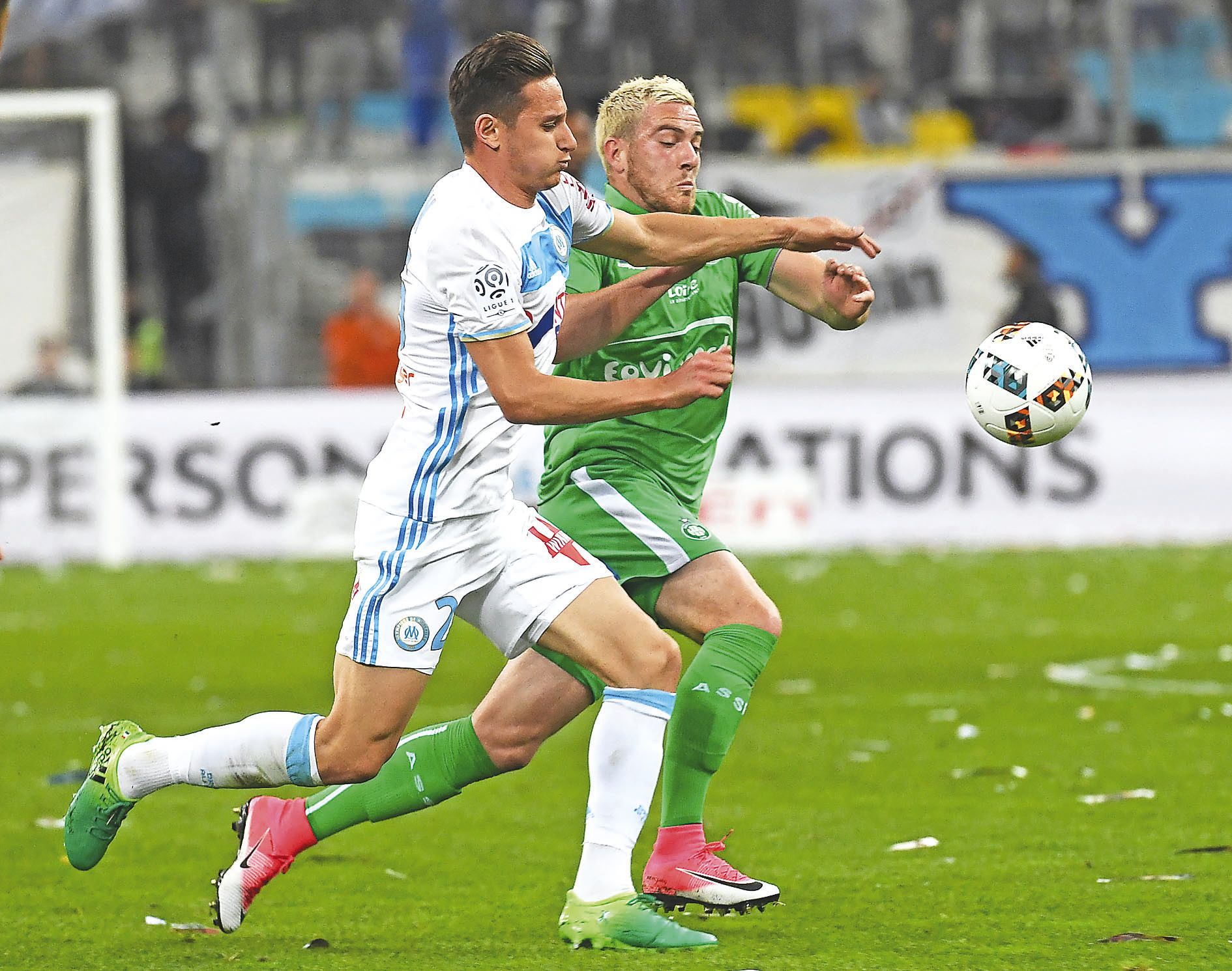 Thauvin (en blanc) aura été un poison pour la défense de Saint-Etienne lors de la victoire 4-0 de Marseille. L’attaquant phocéen a inscrit un triplé.