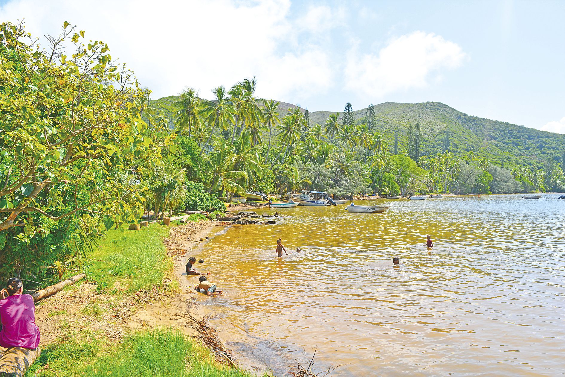 Même si elle devient de plus en plus envasée et chargée de particules de terre rouge, la plage de Ouara reste sans surprise l’attraction phare pour les enfants de la tribu.