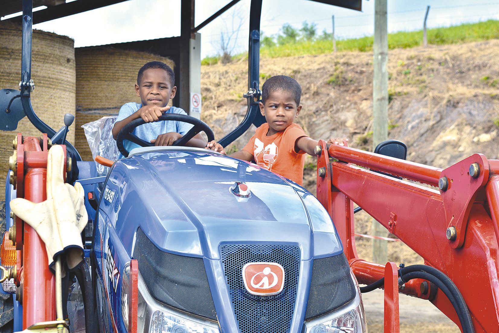 Passage obligé de la visite : une petite pose devant les parents au volant des gros tracteurs qui étaient exposés le long du parcours. De quoi susciter des vocations ?