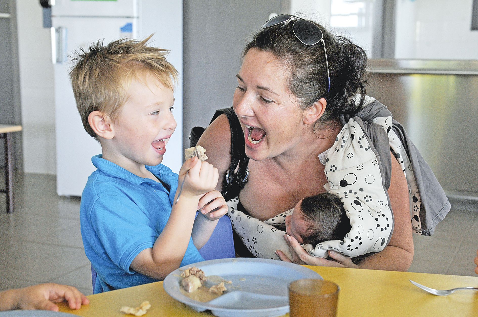 Aux Frangipaniers, à la Vallée-du-Génie, la cantine se  partage en famille, dès le plus jeune âge, même bébé.