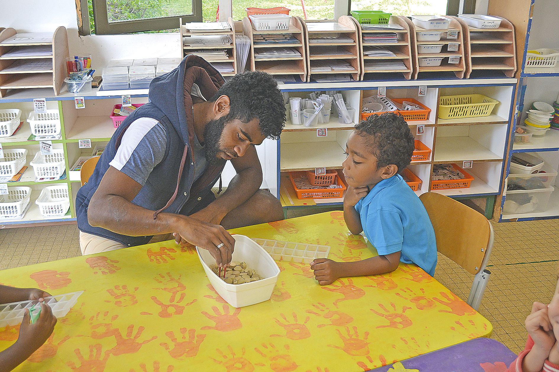 Stanley a passé la matinée d’hier aux Pensées avec son fils Bradley, 4 ans. Ils ont découvert cet atelier ensemble.