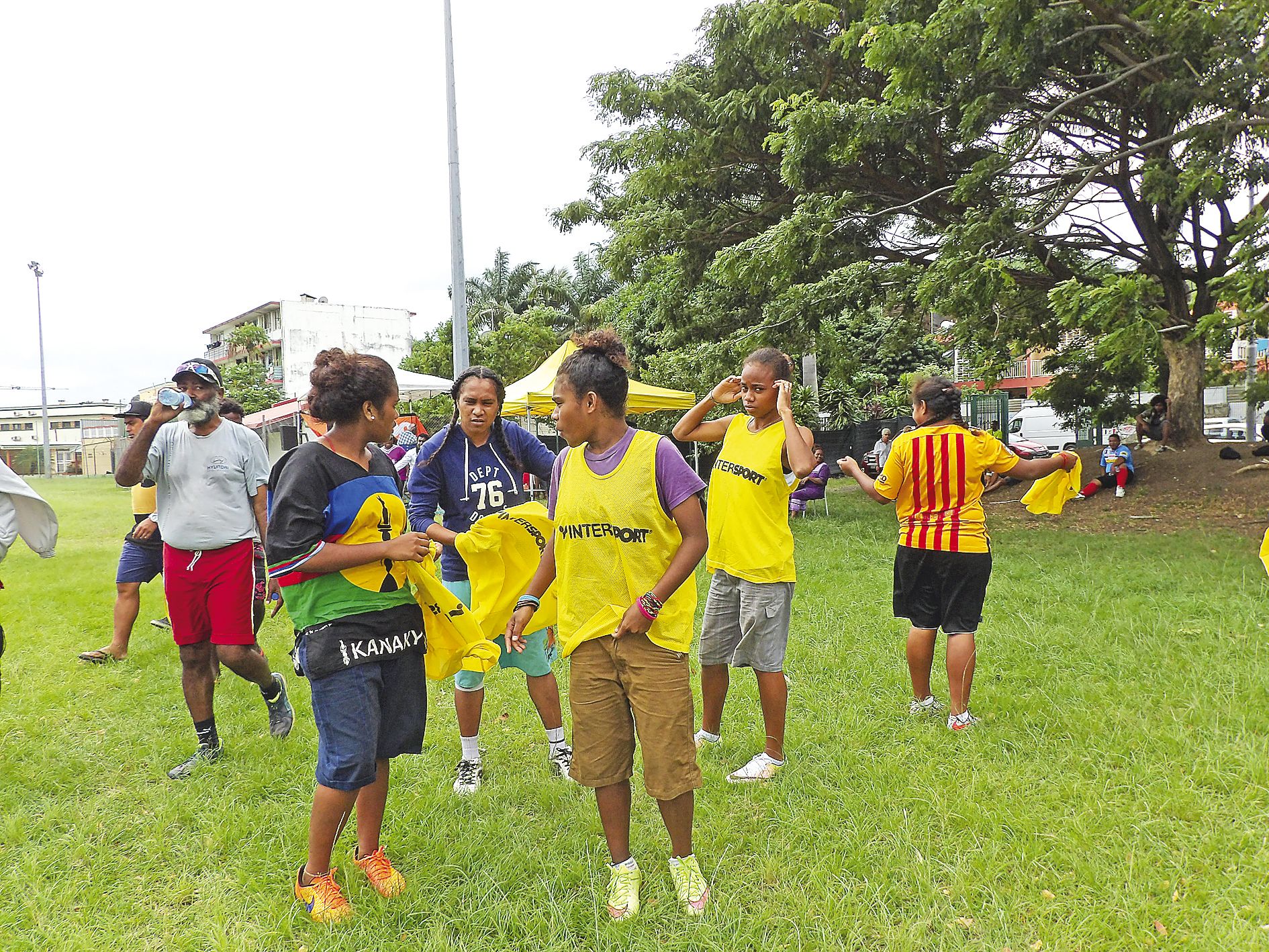 Les filles ont aussi chaussé leurs crampons pour le deuxième match, dont le coup d’envoi a été donné à 10 h 45 sur le terrain municipal. Douze équipes de neuf joueurs se sont affrontées dans le cadre d’un championnat. Sans compter six équipes de volley et