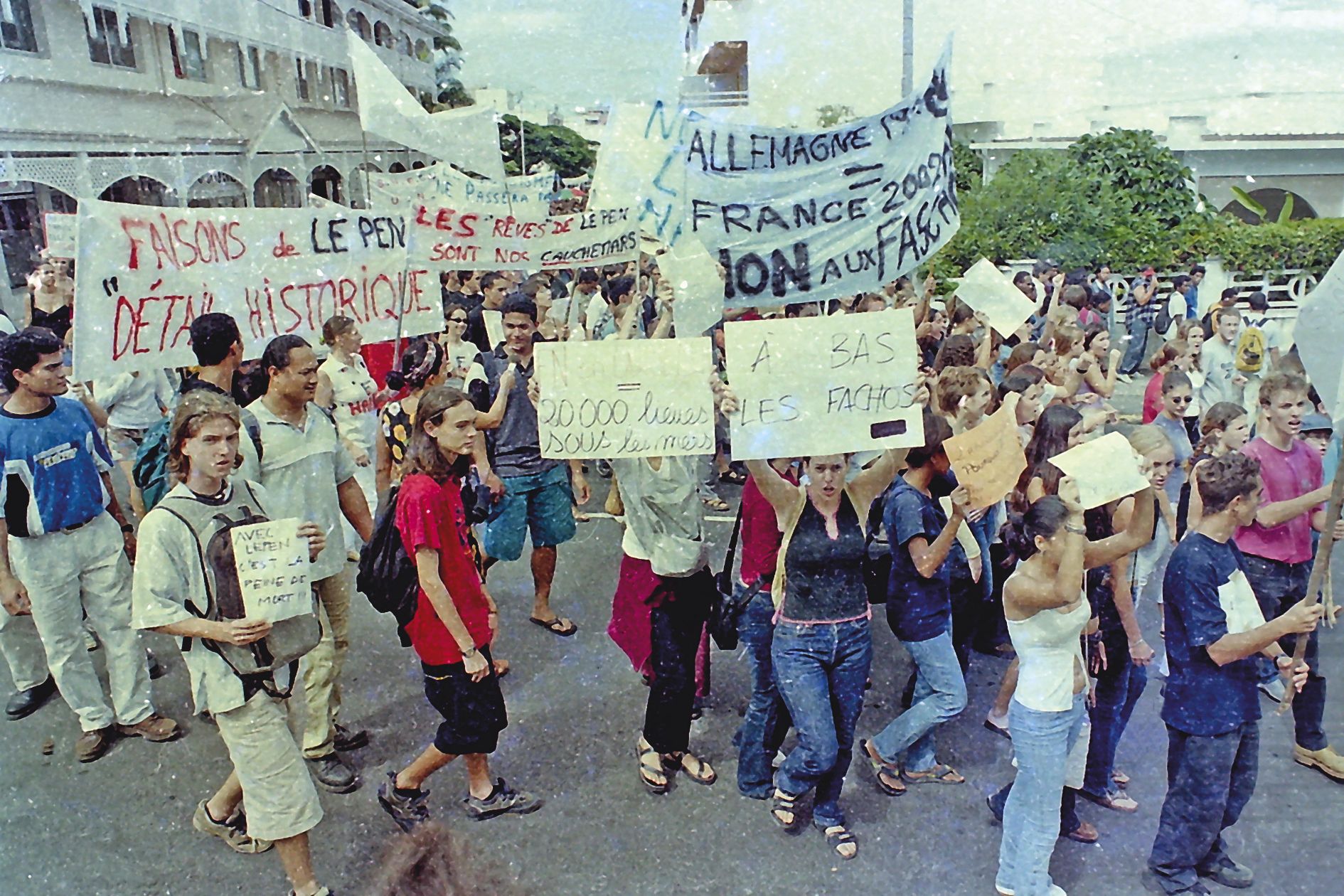 Mille jeunes avaient manifesté le 25 avril 2002 dans le centre-ville  de Nouméa pour protester contre la montée en puissance du FN.