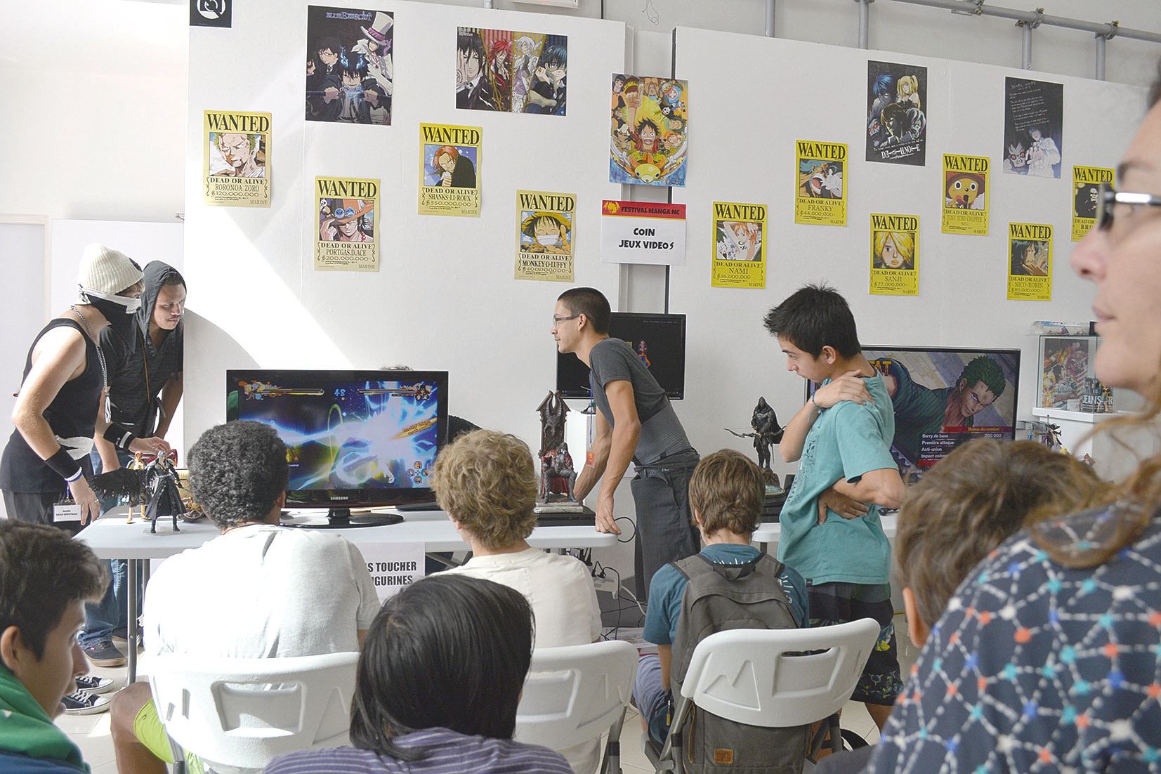 Pas facile de se trouver une place au très convoité stand de jeux vidéo. De jeunes garçons s’y sont affrontés durant toute la journée.