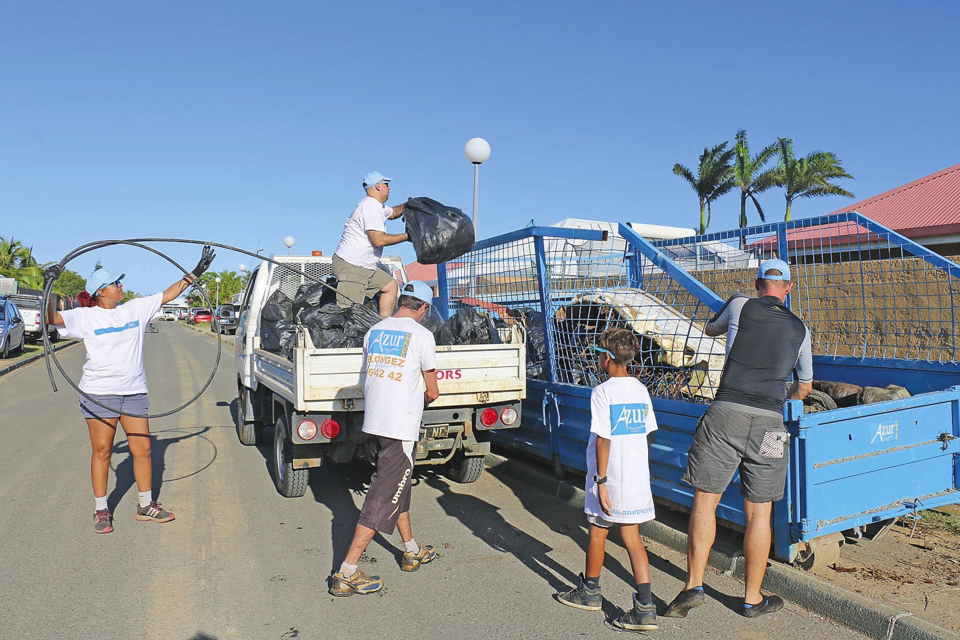 En plus d’un camion et de volontaires, l’entreprise Azur Piscines a fourni une benne de 20 m3, rapidement remplie.