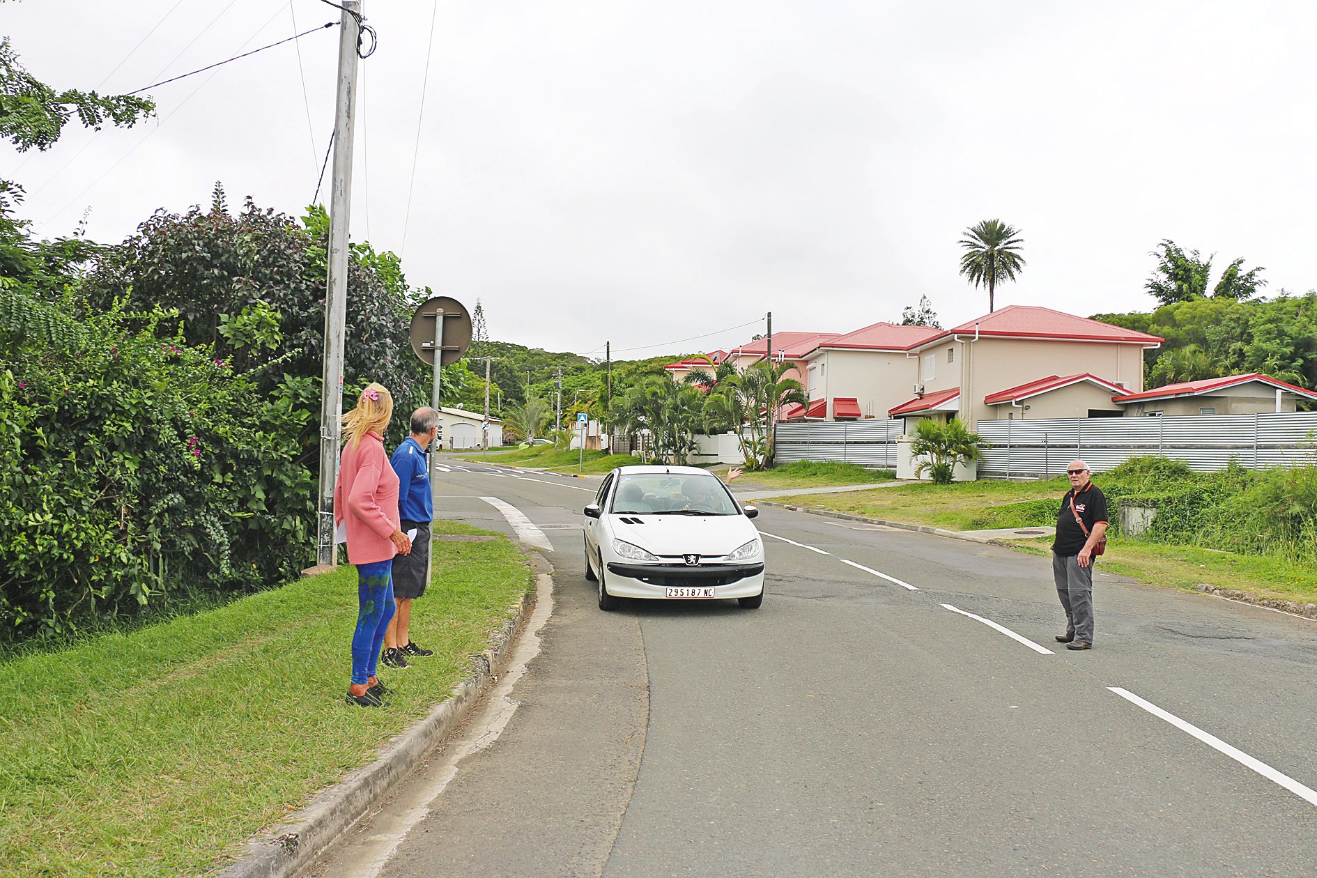 Au bout de la rue se trouvent le consulat suisse, et la rue des Cosmos, menant au  complexe sportif Mélissa-Delaveuve et au parc à jeux Moh-Kasim, appréciés des habitants.