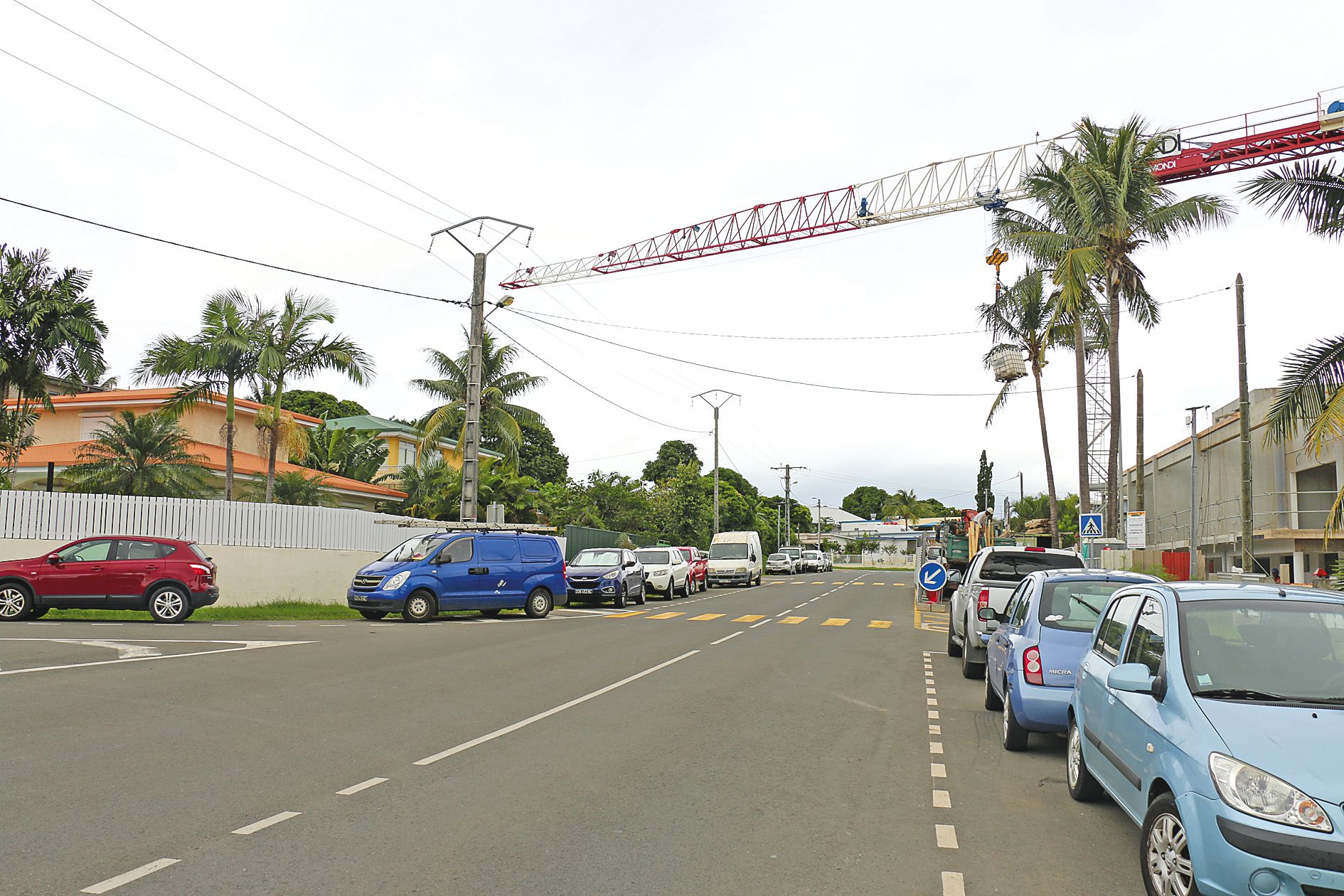 Dans la première partie de la rue, de la RT1 jusqu’à celle des promeneurs, les nouvelles résidences côtoient les villas d’origine, construites dans les années 60, qui se font de plus en plus rares.