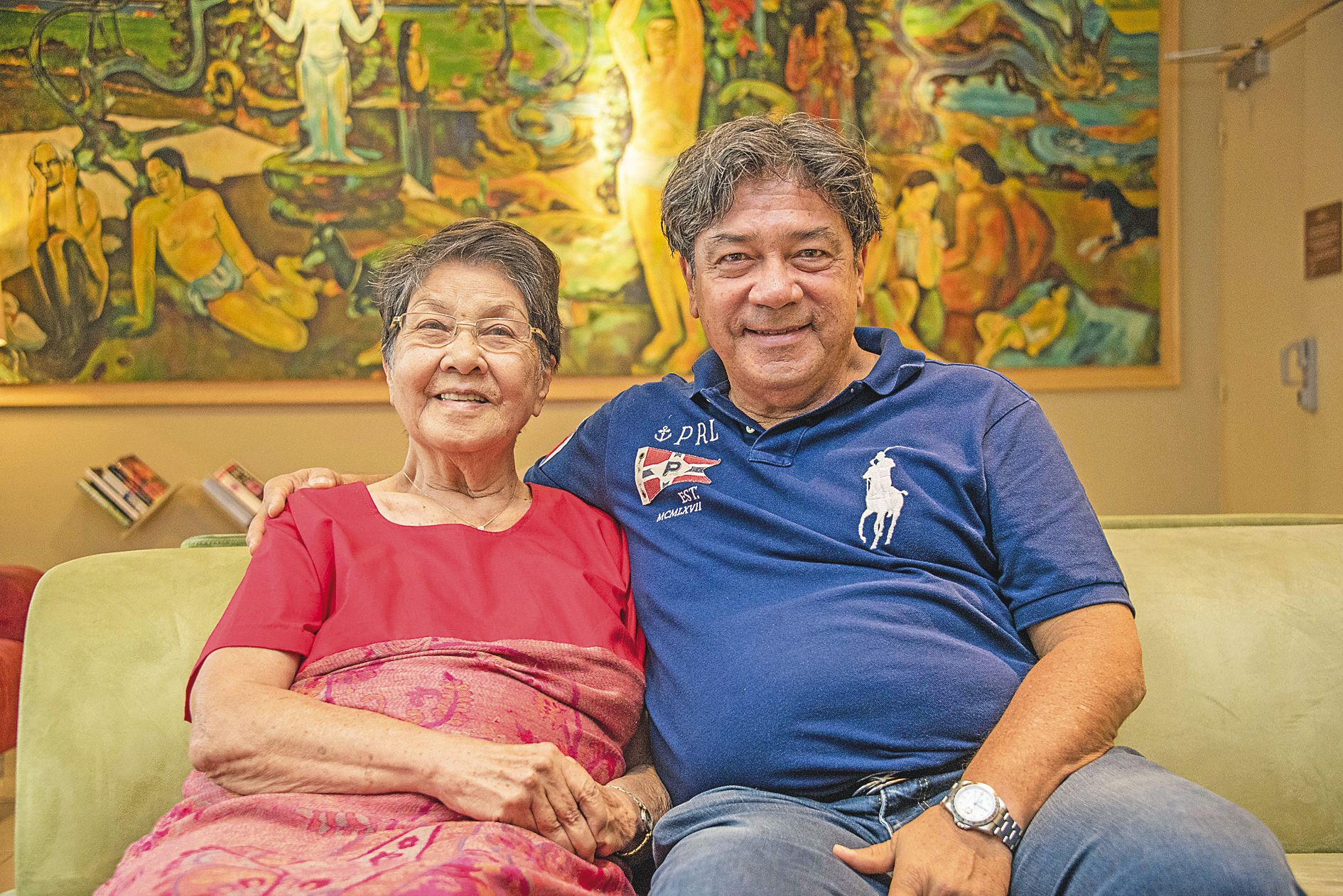 Viviane Cardin, 89 ans, et son fils Patrick, devant l’une des reproductions de Gauguin peintes par André, le père.