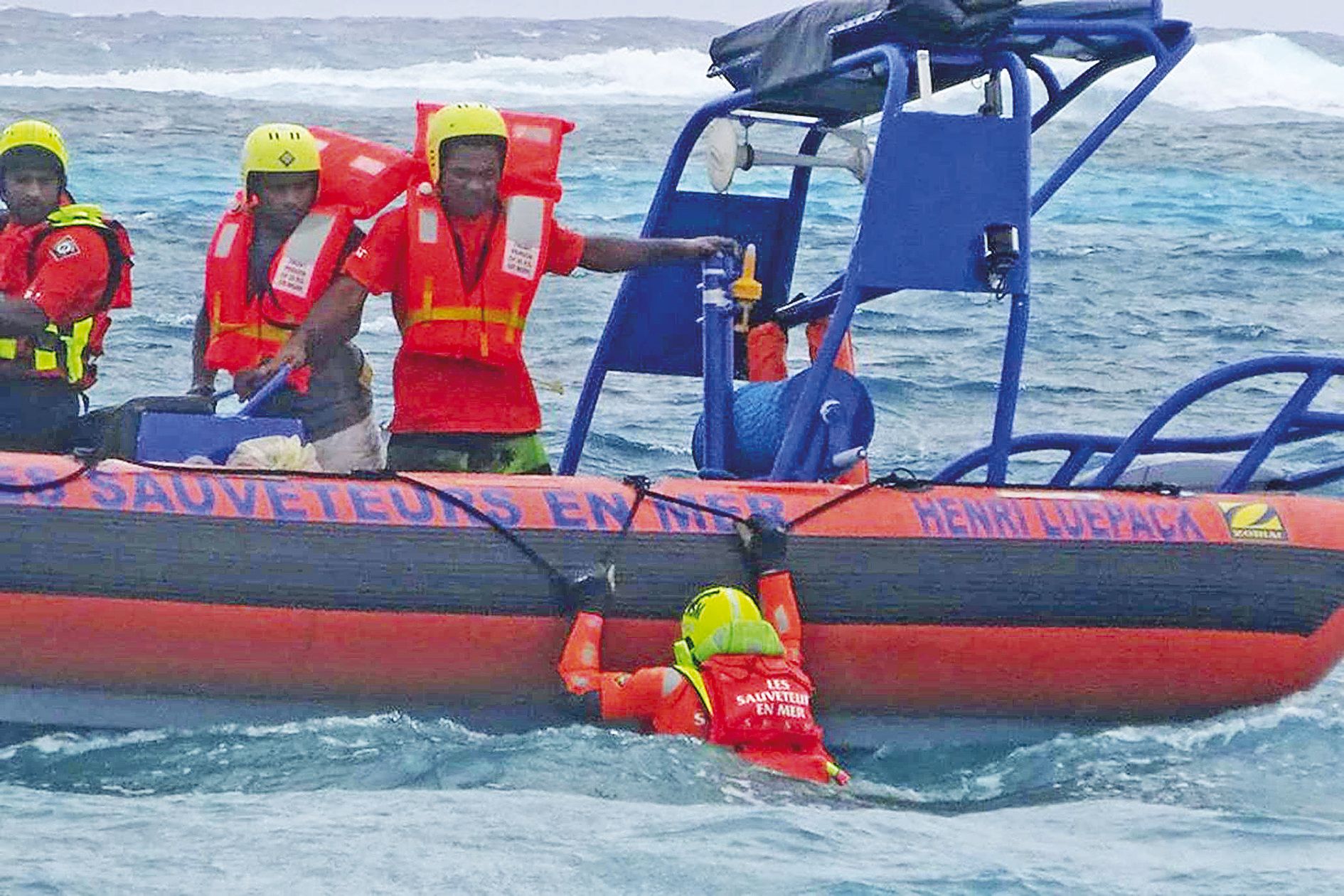 Les stagiaires devaient être capables de se hisser le plus aisément possible sur le bateau. 