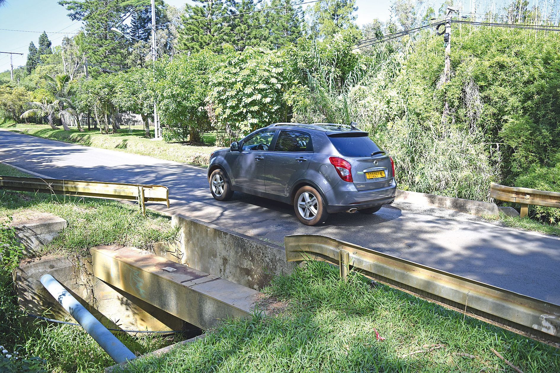 Avant la reconstruction du pont Châtelain, la circulation ne pouvait se faire que sur une seule voie.