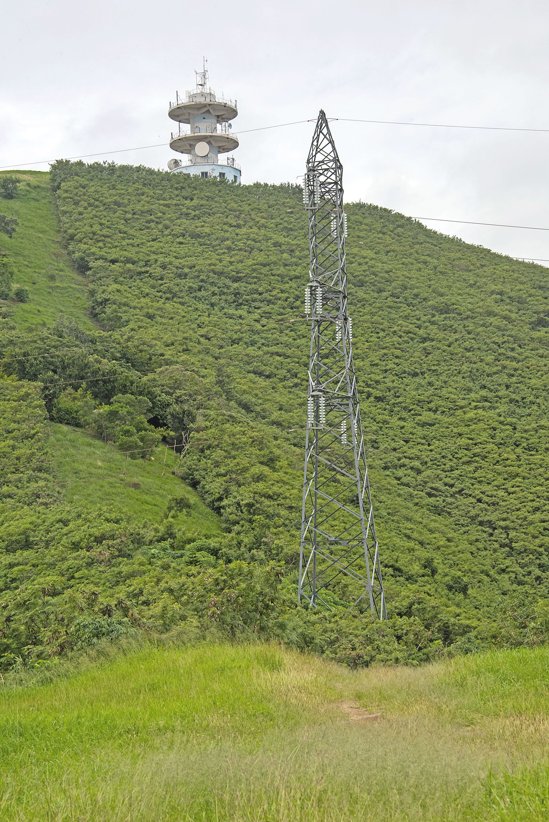 Derrière la bâtisse, la ligne de crête mène à la tour Mobilis. Un sentier pourrait à terme y voir le jour.