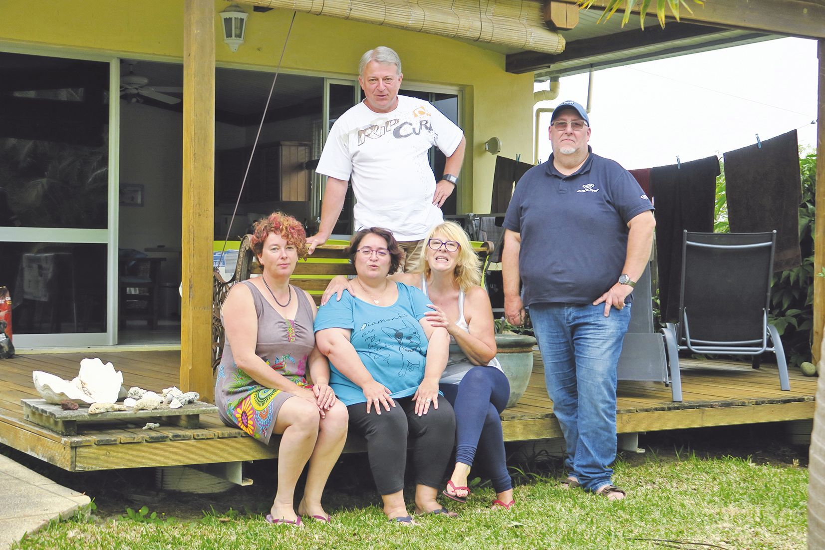 Aux Gîtes de Robinson, situés au début de la rue, les propriétaires proposent aux  vacanciers et aux nouveaux arrivants en Calédonie un accueil « comme chez soi ». 