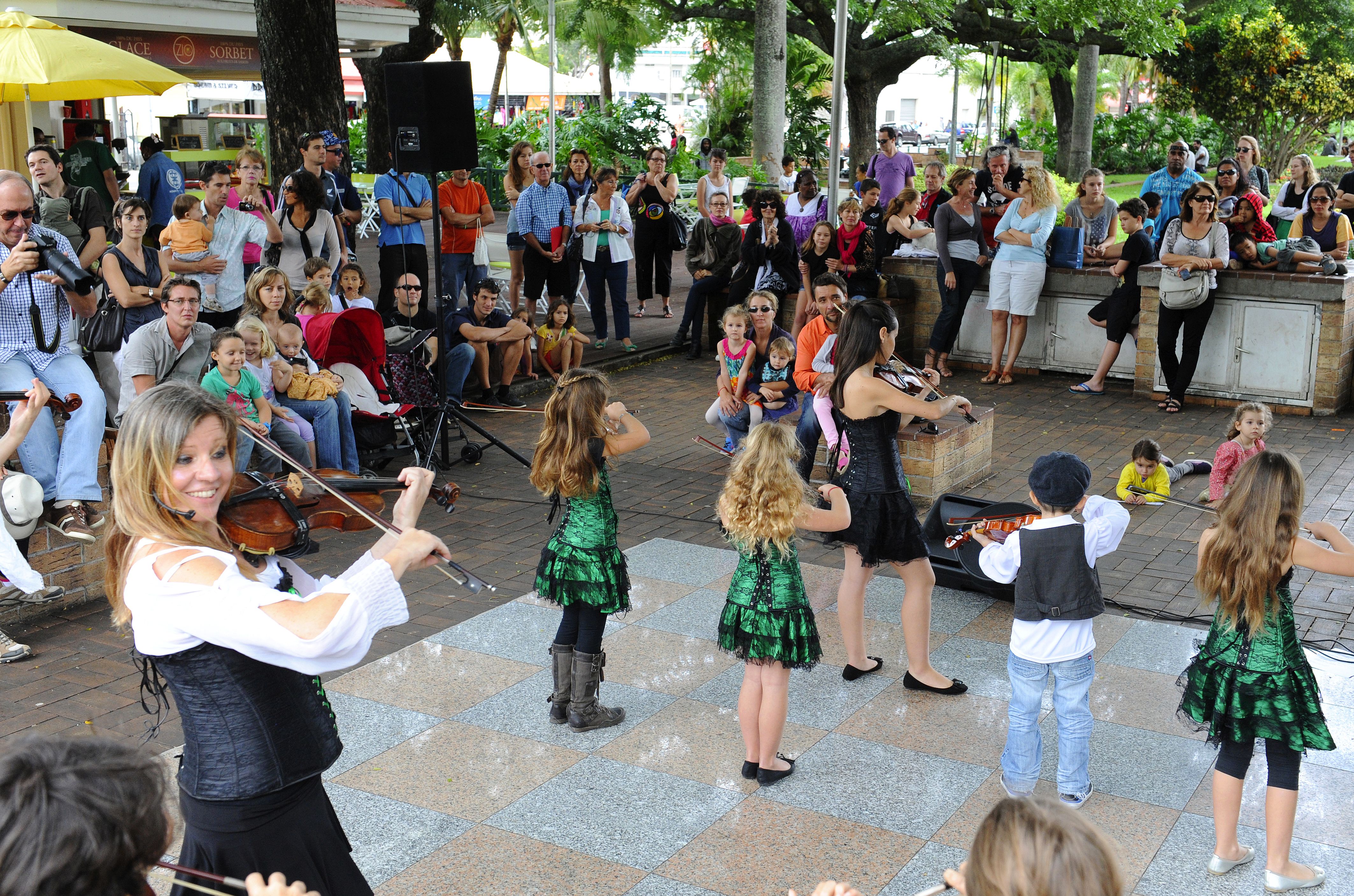 Il y en a pour tous les goûts ! Comme ici, lorsque Les petits violons de Nivane avaient enflammé l’échiquier, place des Cocotiers