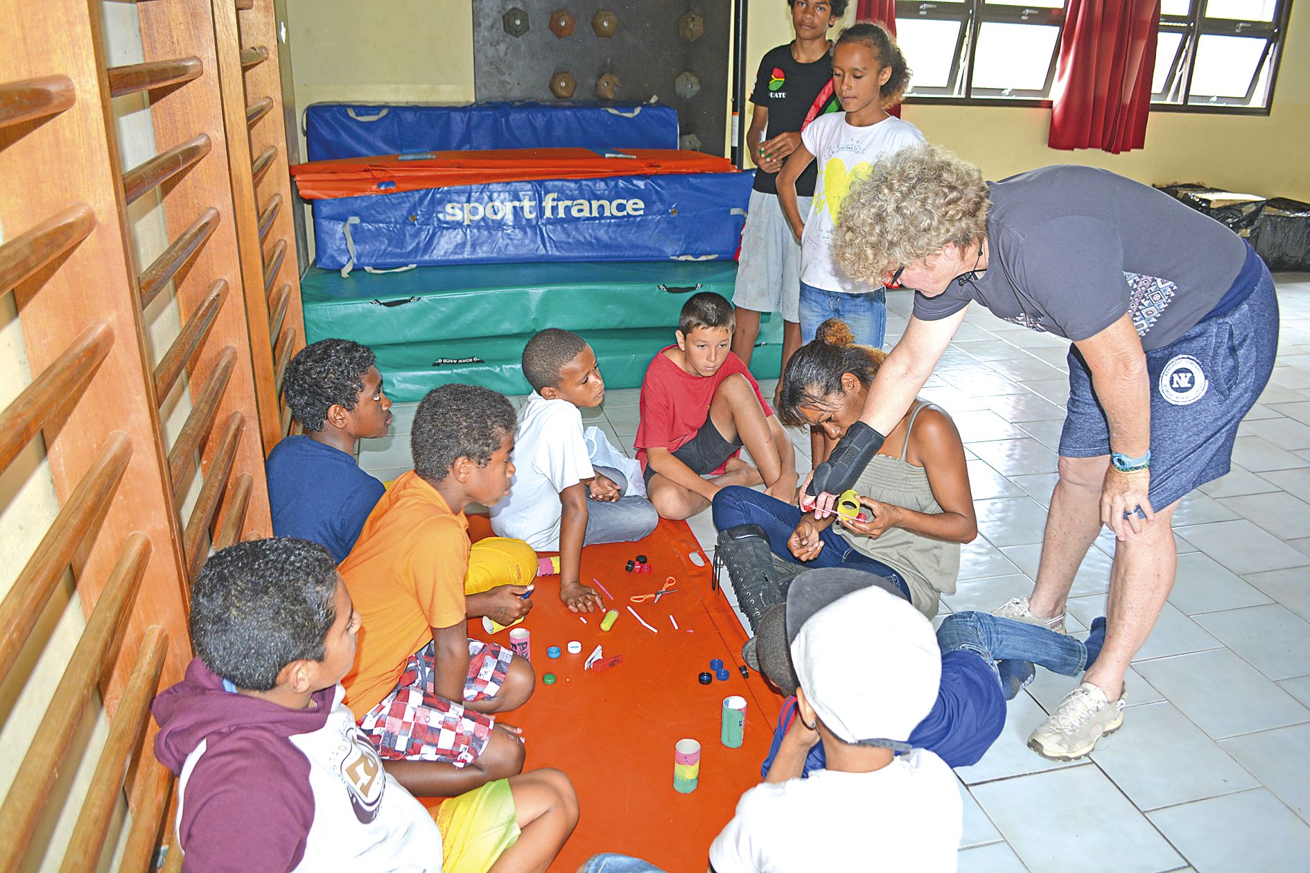 La semaine dernière, les enfants ont confectionné de petites voitures avec du matériel de recyclage pour les offrir à leur papa. Brigitte Hardel, la directrice du centre (debout), est venue apporter son savoir-faire en la matière.