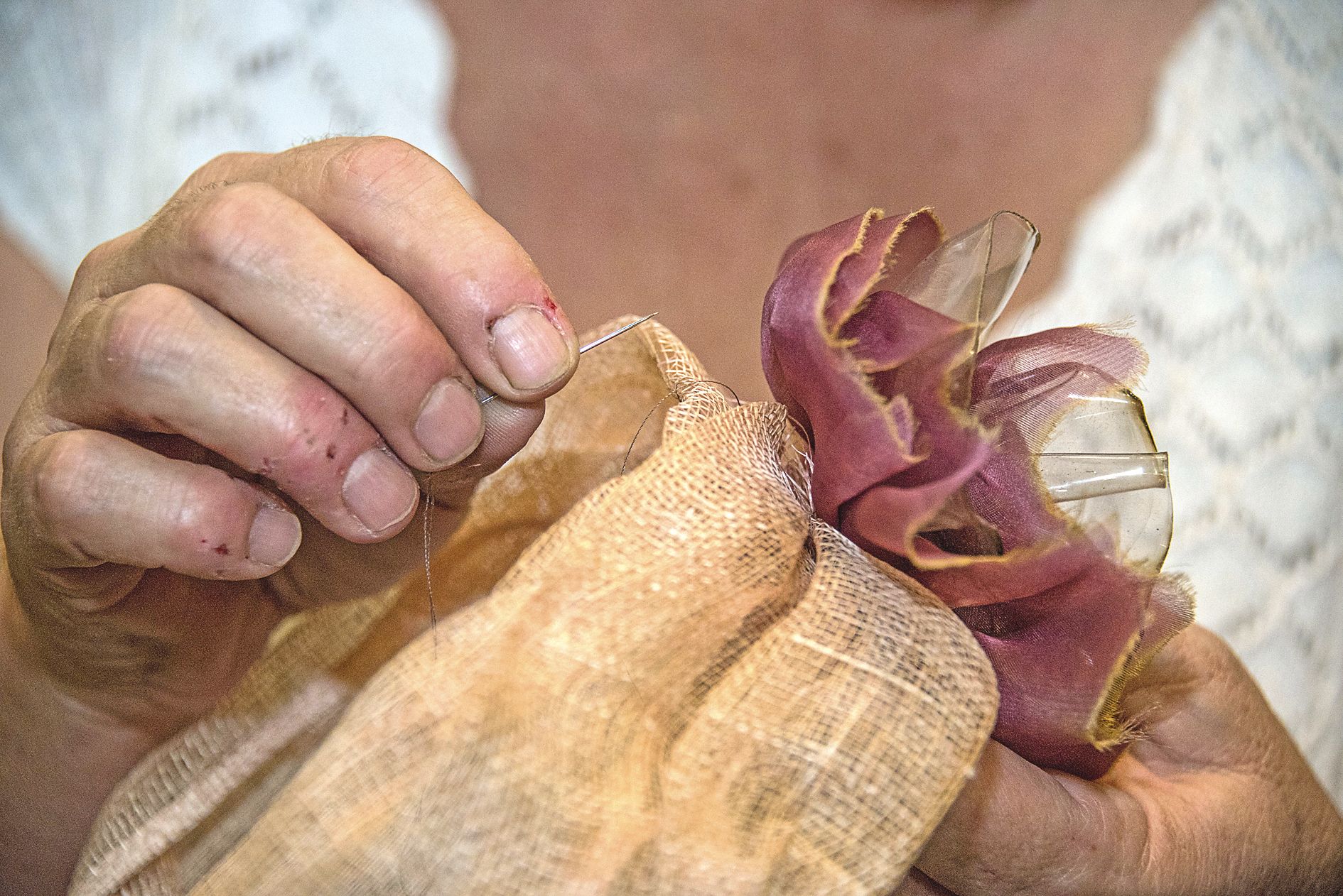 Les bandeaux en sisal, un agave, sont une spécialité  de Roberta Nadaus, qui les crée et les décore à volonté.