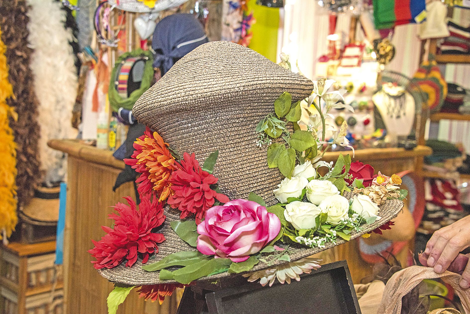 Transformé avec quelques simples fleurs, ce chapeau original du créateur italien Francesco Bing, qui n’est pas à vendre, décore l’entrée de sa boutique.