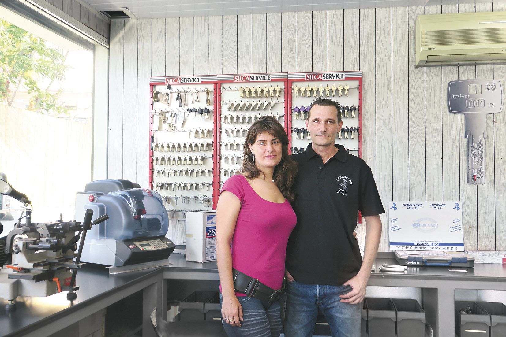 Dans leur boutique, Laurent Huet et son épouse Amandine vendent clés et serrures. Mais le cœur de métier reste le dépannage, 24 heures sur 24, toute l’année.