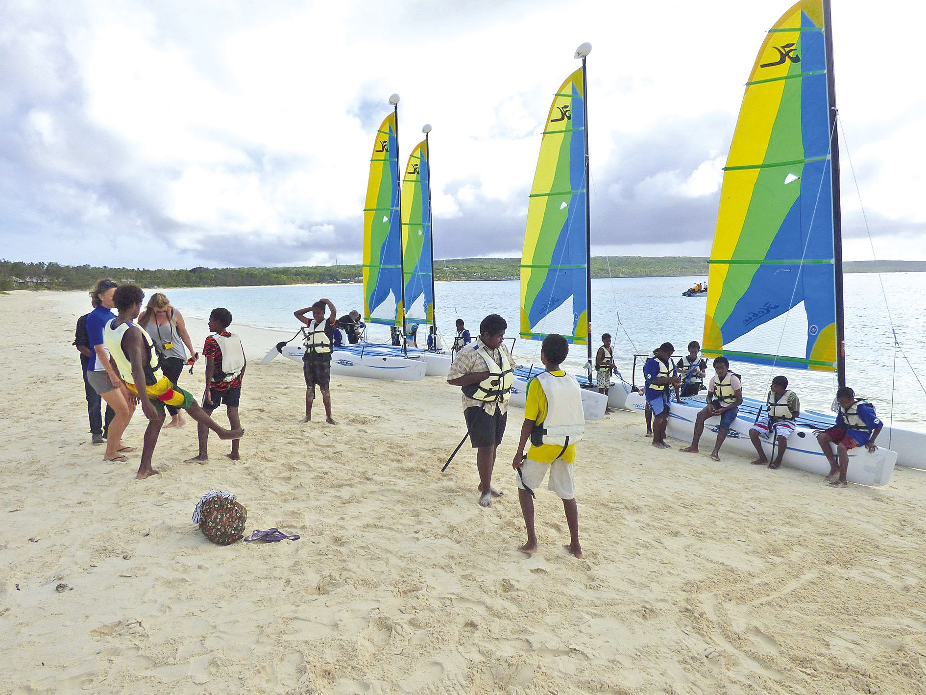 Durant le séjour, les jeunes des deux établissements ont partagé de nombreux moments au centre nautique de Hnapolé et au collège Laura-Boula. Les invités ont pu découvrir de nouvelles activités, inexistantes à Maré faute de base nautique, comme la voile o