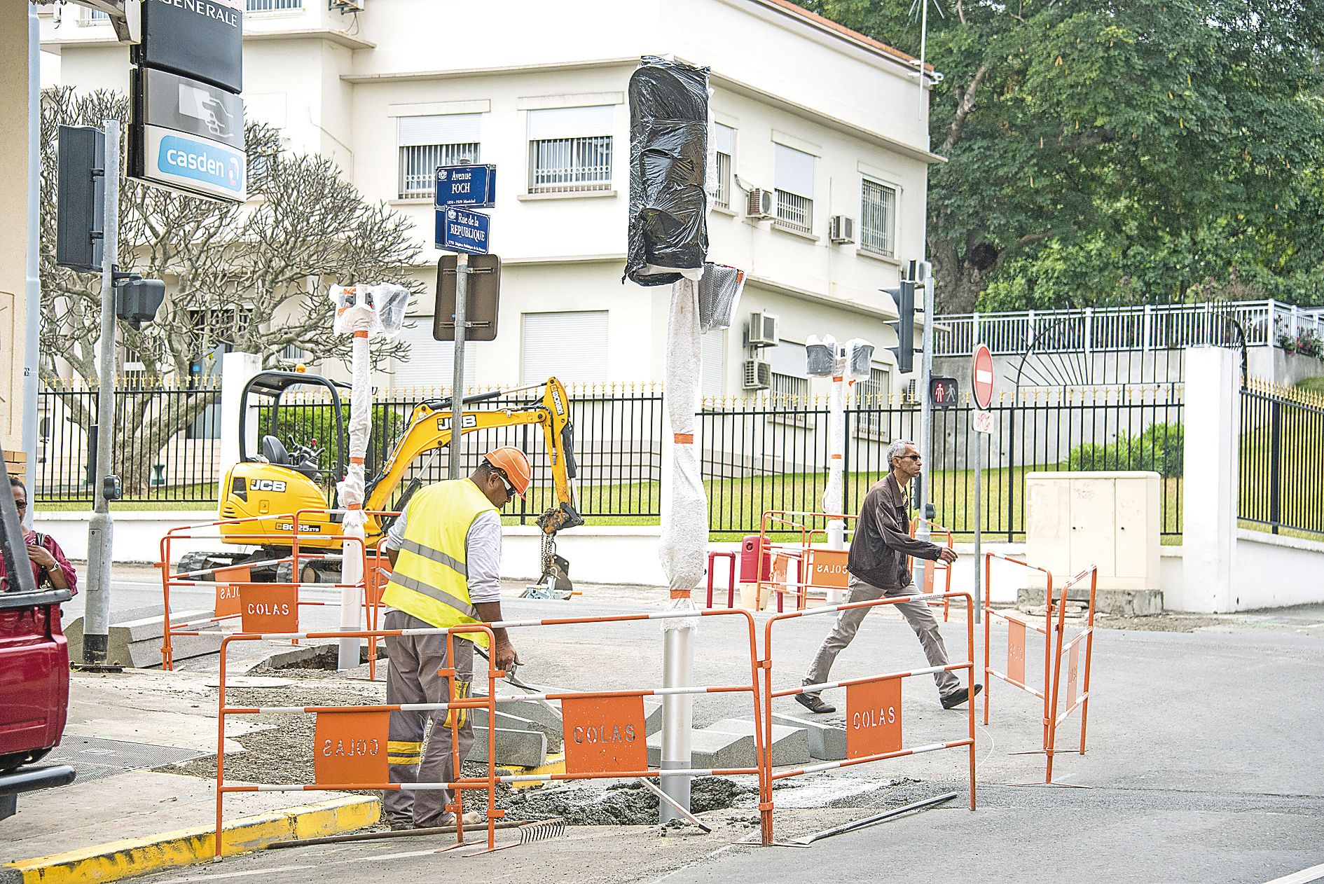 Feux et panneaux de signalisation indiquant les changements de sens sont en place. Ils seront testés ce soir.