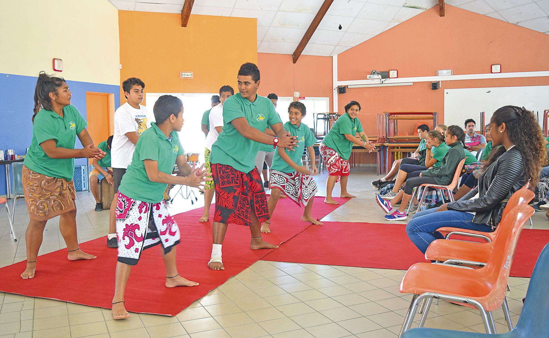 Les élèves du groupe Soamako ont interprété une danse wallisienne pour accueillir Suzanne Wajoka.